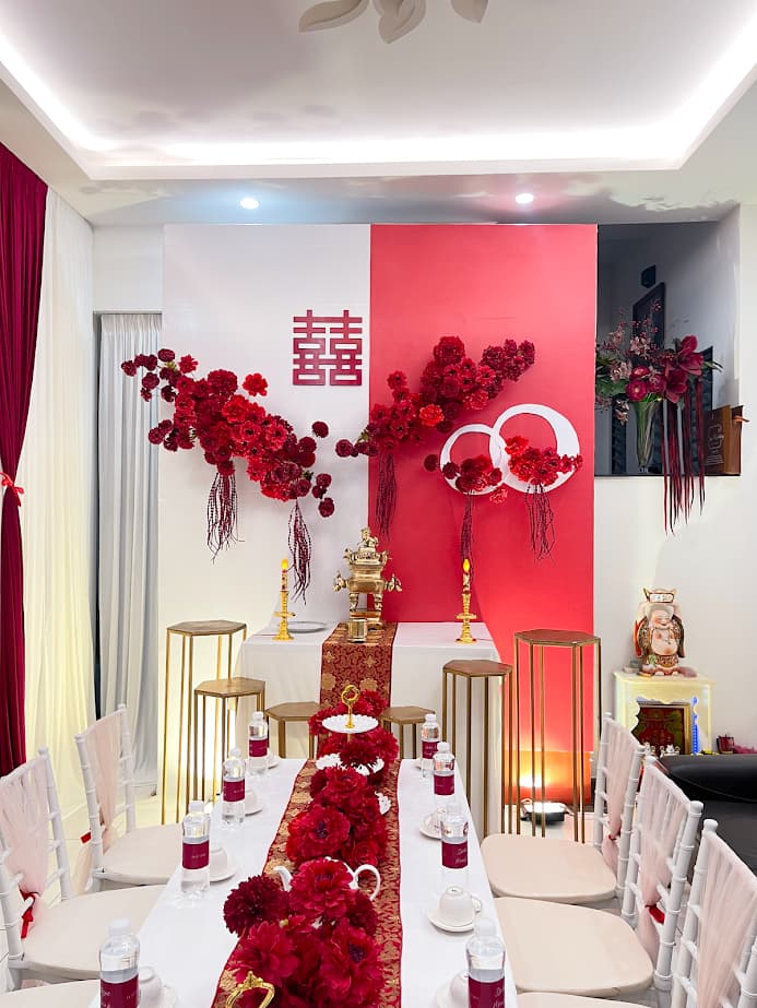 Trang trí gia tiên tone đỏ trắng