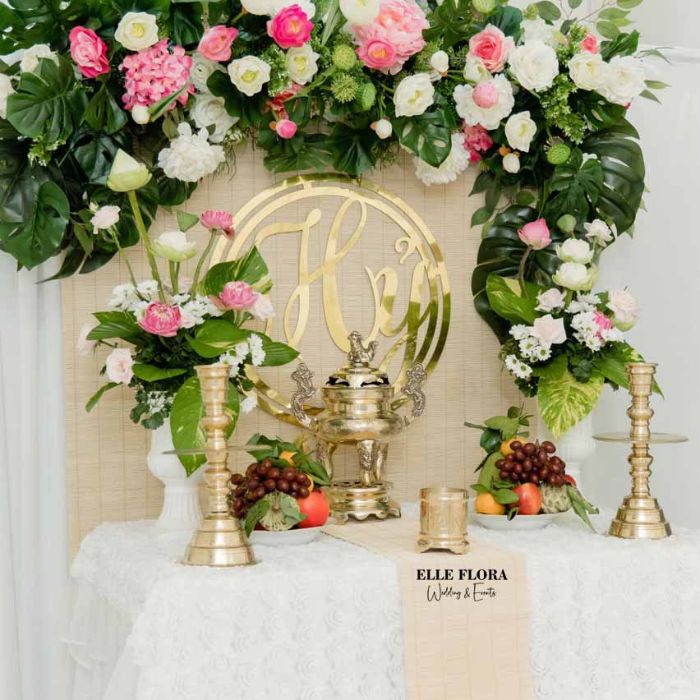 Bàn thờ gia tiên hoa sen hồng