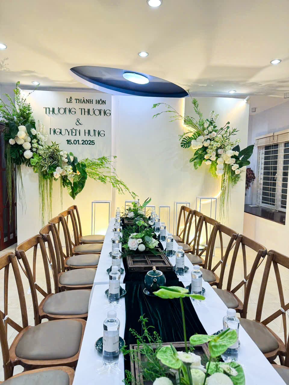 Trang trí gia tiên tone trắng xanh