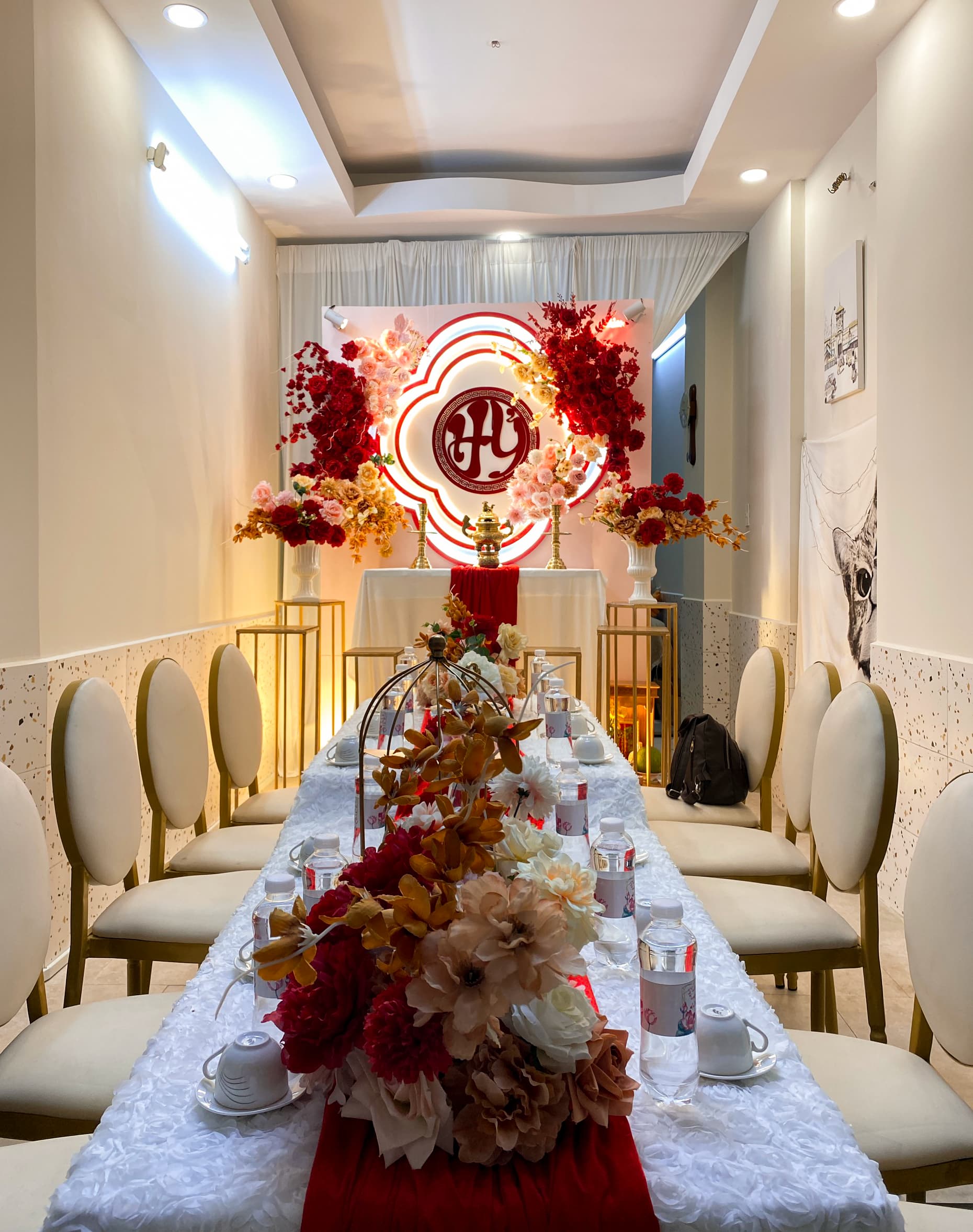 Trang trí gia tiên tone đỏ