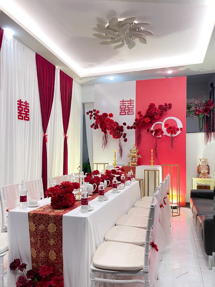 Trang trí gia tiên tone đỏ trắng