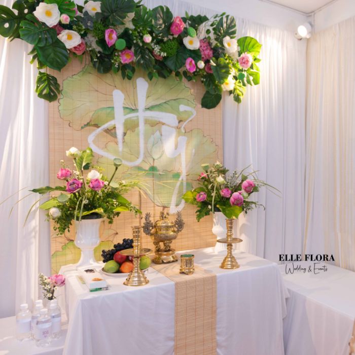 Bàn thờ gia tiên hoa sen hồng