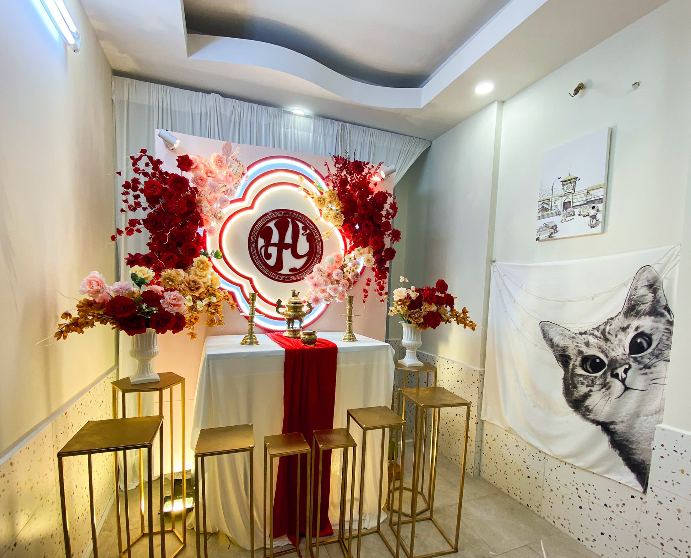 Trang trí gia tiên tone đỏ