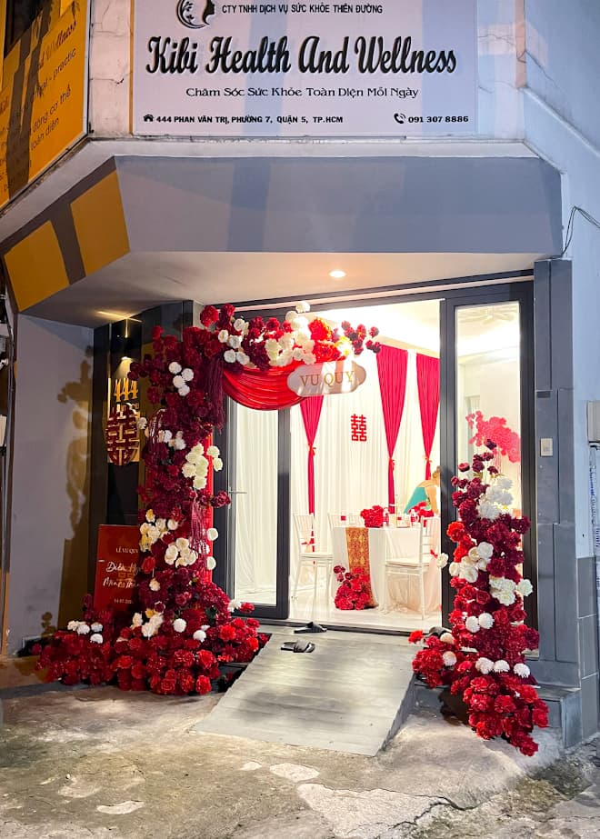 Trang trí gia tiên tone đỏ trắng