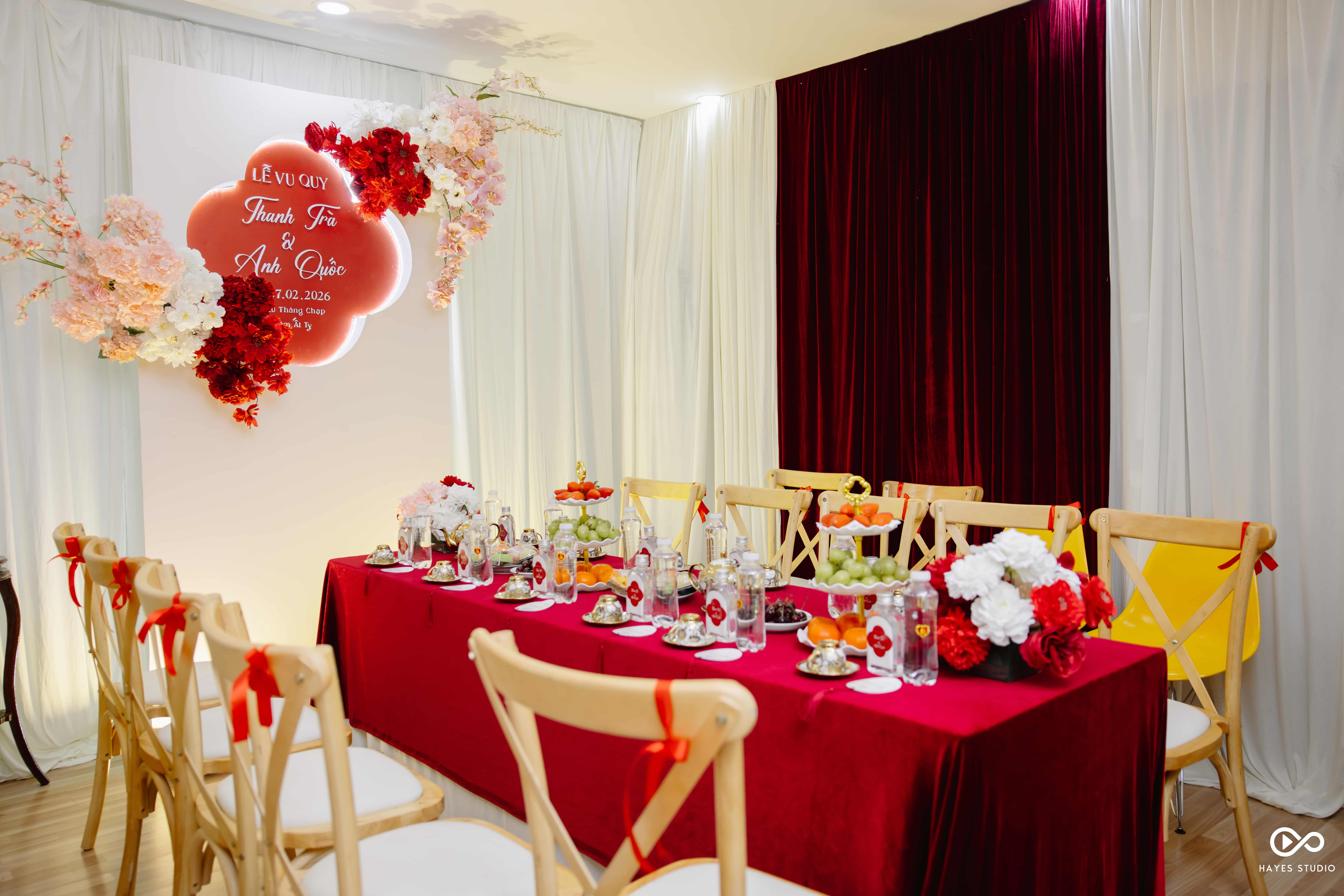 Mẫu Trang Trí Gia Tiên Tông Đỏ Hồng Thanh Lịch Cho Lễ Cưới
