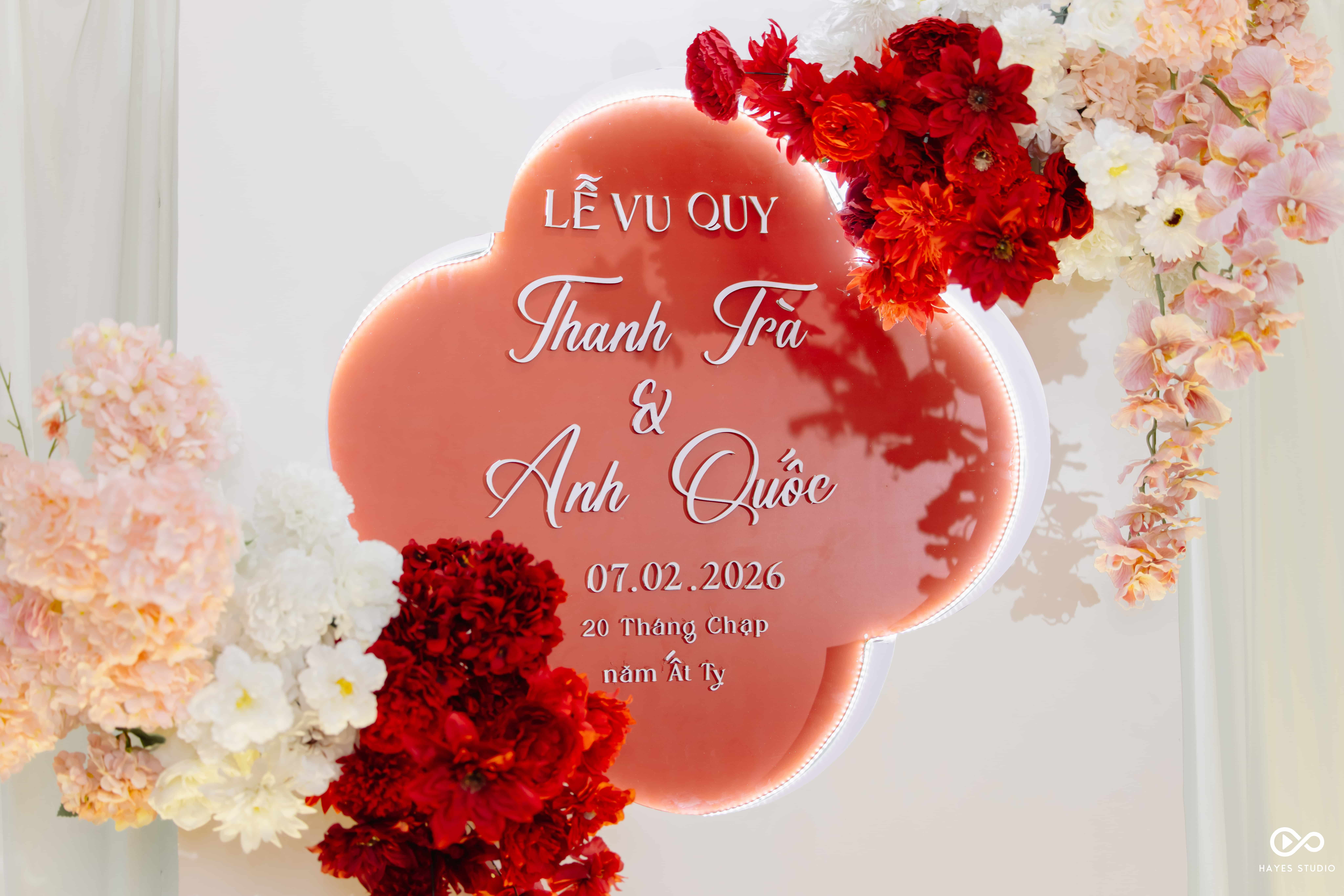 Mẫu Trang Trí Gia Tiên Tông Đỏ Hồng Thanh Lịch Cho Lễ Cưới