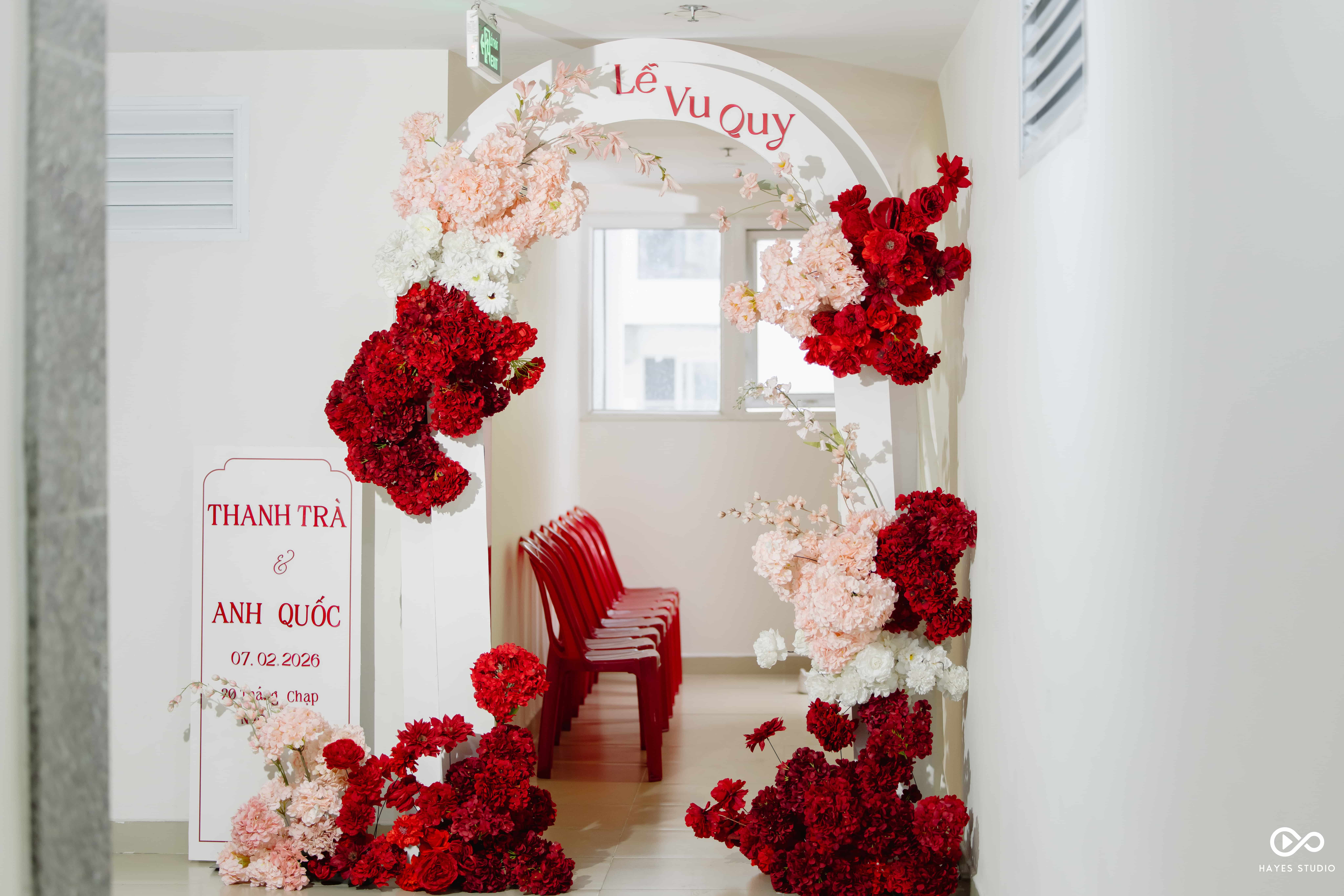 Mẫu Trang Trí Gia Tiên Tông Đỏ Hồng Thanh Lịch Cho Lễ Cưới