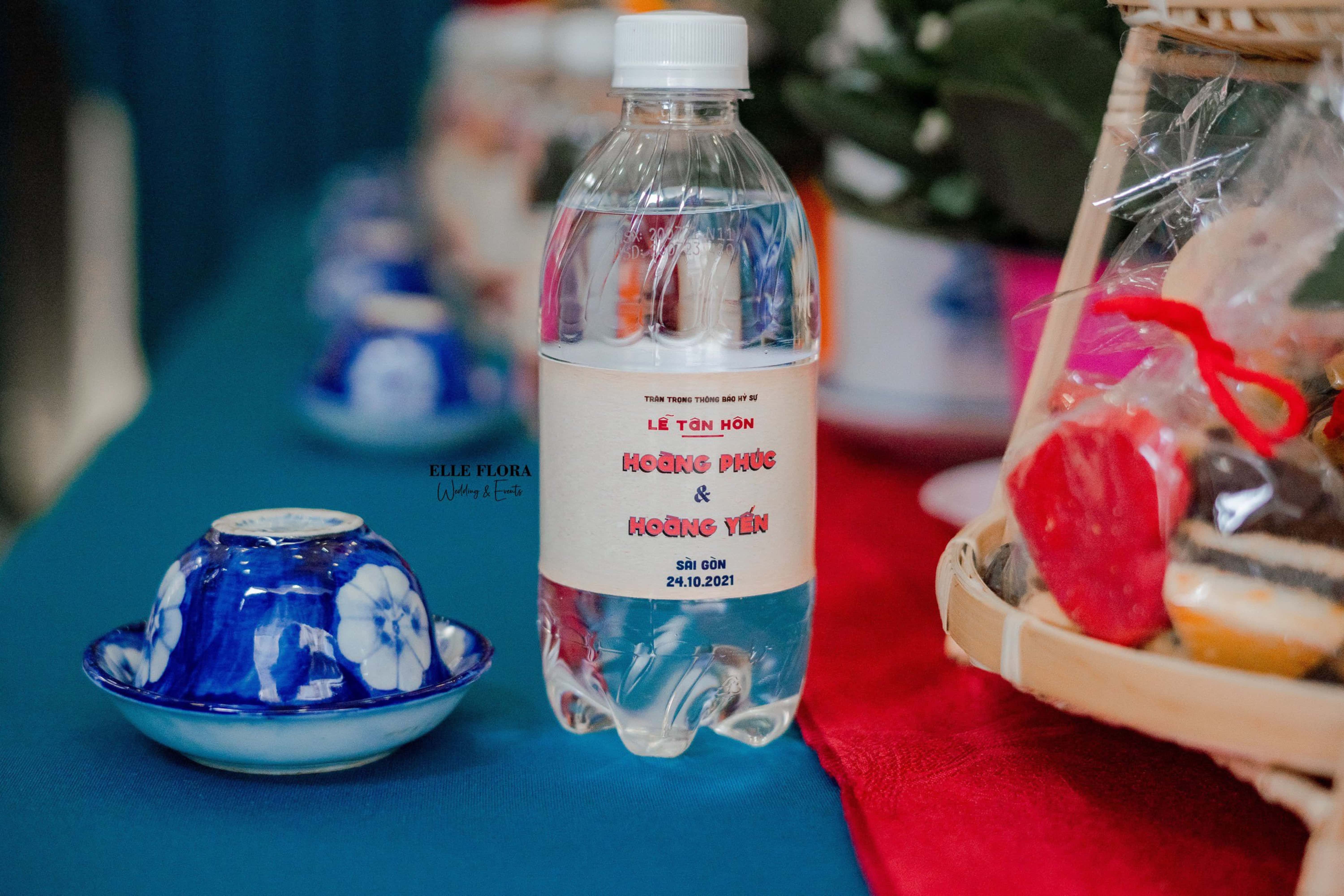 Chai nước suối dán tem (12 chai)