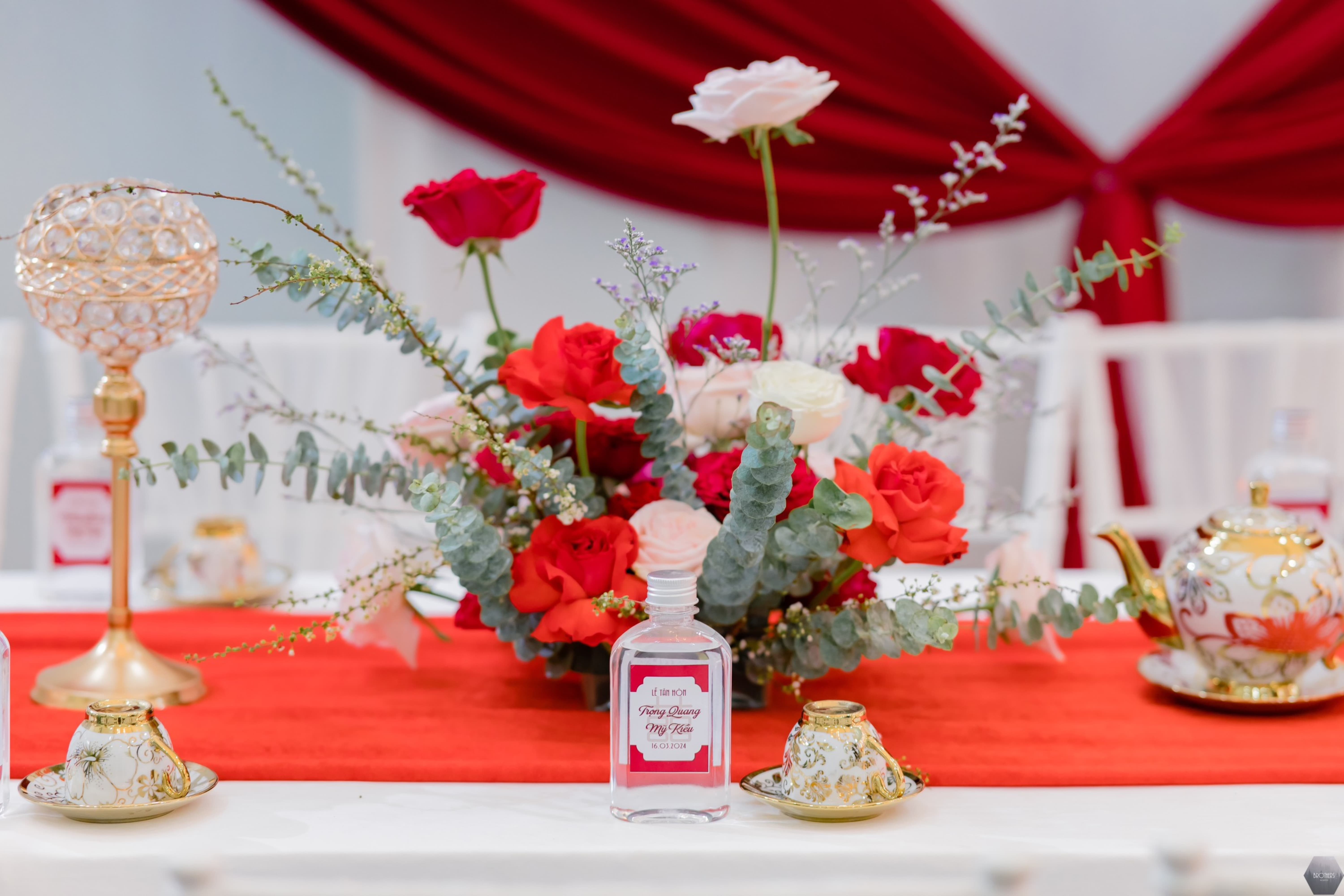 Bình hoa trang trí bàn hai họ (mỗi bàn 01 bình hoa)