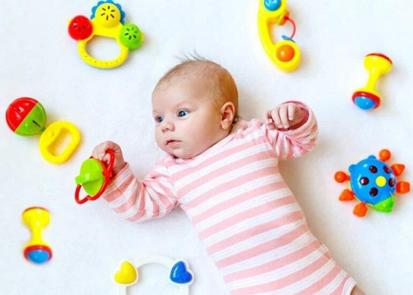 Có khá nhiều loại đồ chơi màu sắc bắt mắt nên bạn cần chú ý lựa chọn sao cho phù hợp với bé