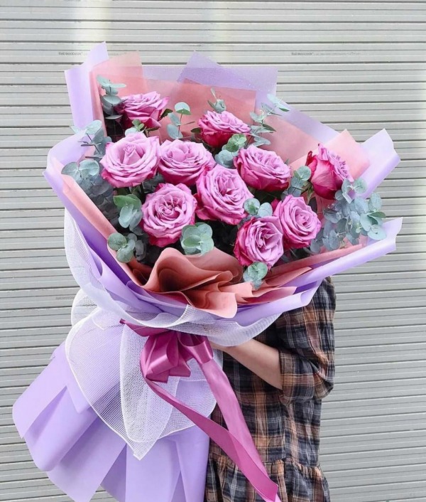 Bó hồng tím Đà Lạt với vẻ đẹp thanh lịch gửi gắm niềm tin vào ánh dương nhỏ của cha mẹ