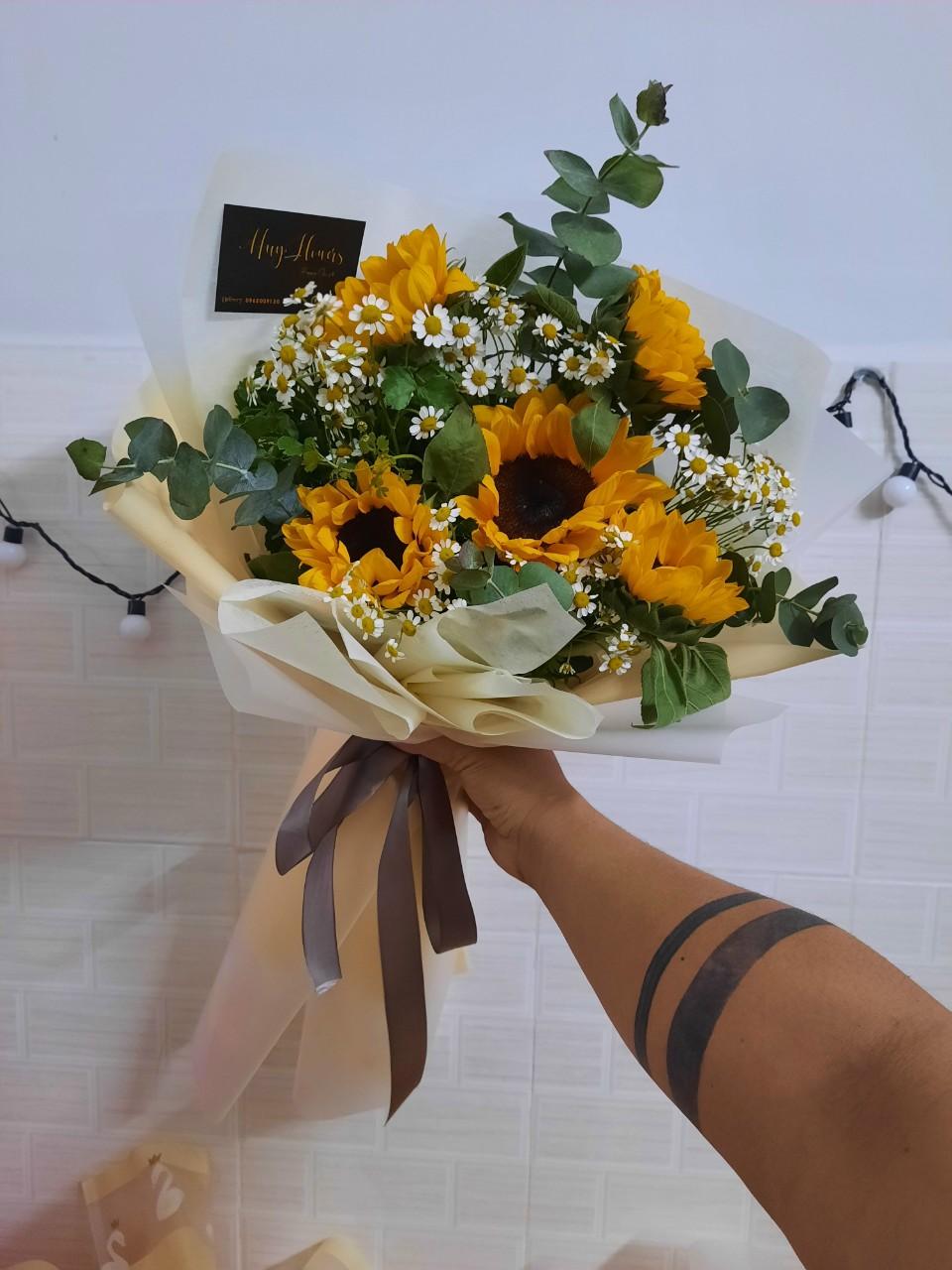 Đóa hướng dương vàng kết hợp cùng thiệp chúc mừng đen từ Elle Flora