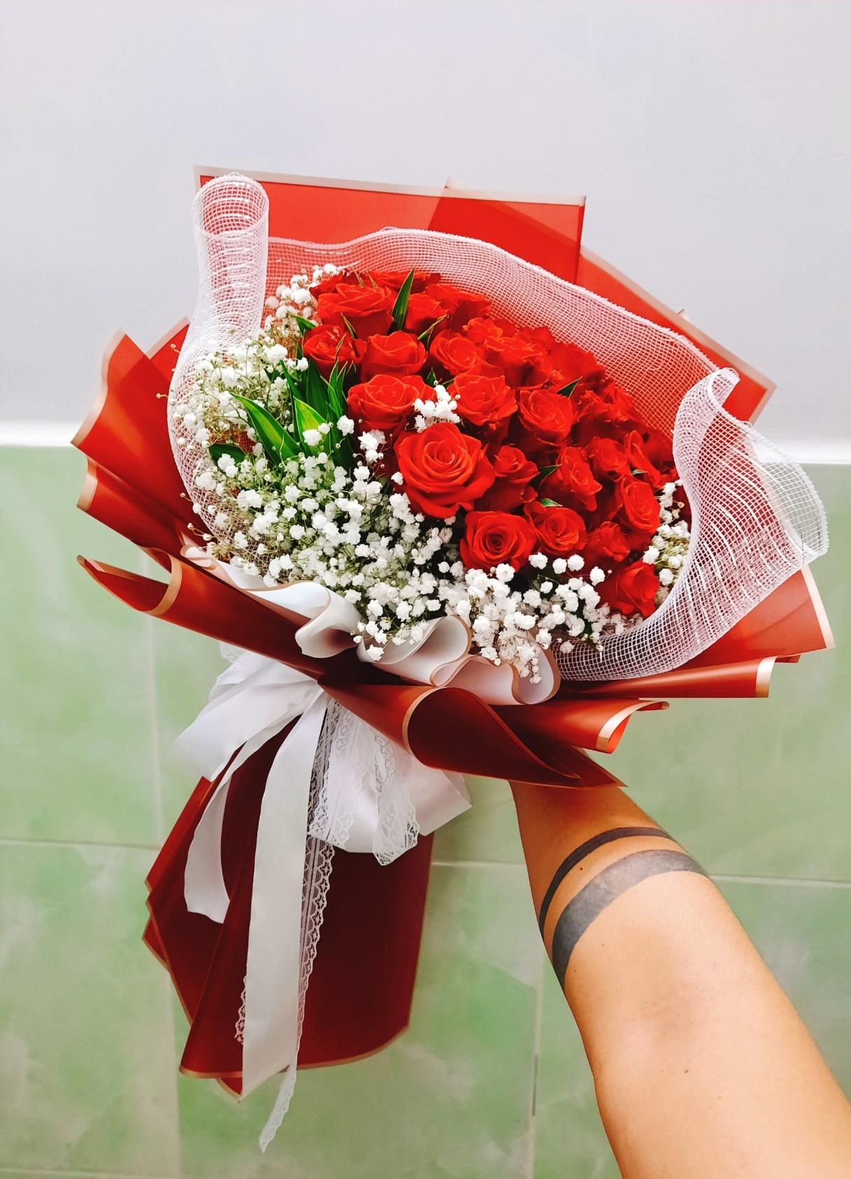 Đóa hồng đỏ thể hiện sự khích lệ và tình cảm mãnh liệt đến cánh đàn ông