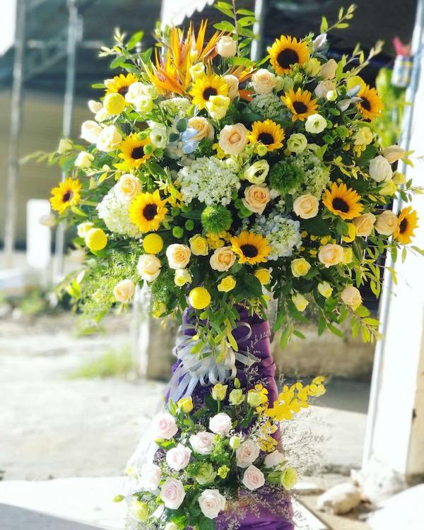 Hoa hồng và hoa hướng dương món quả cho sự ngưỡng mộ và tôn trọng