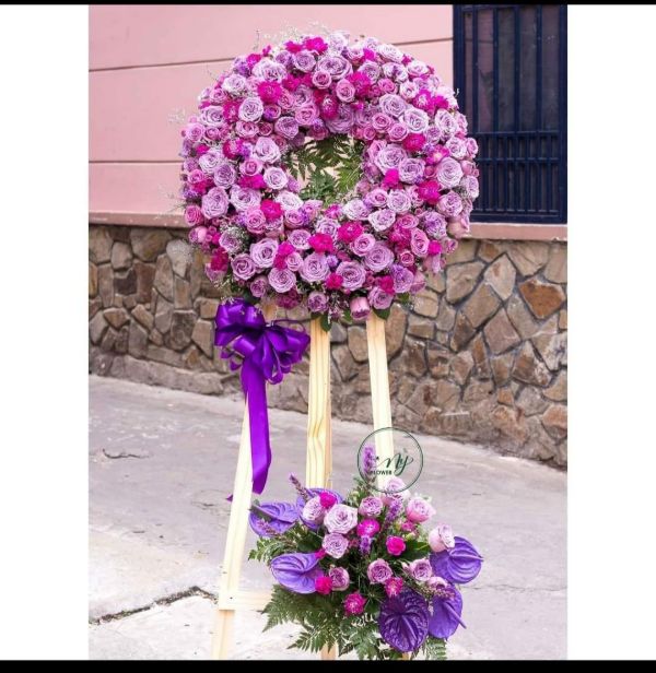 Vòng hoa hồng tím thể hiện tiếc thương từ Elle Flora