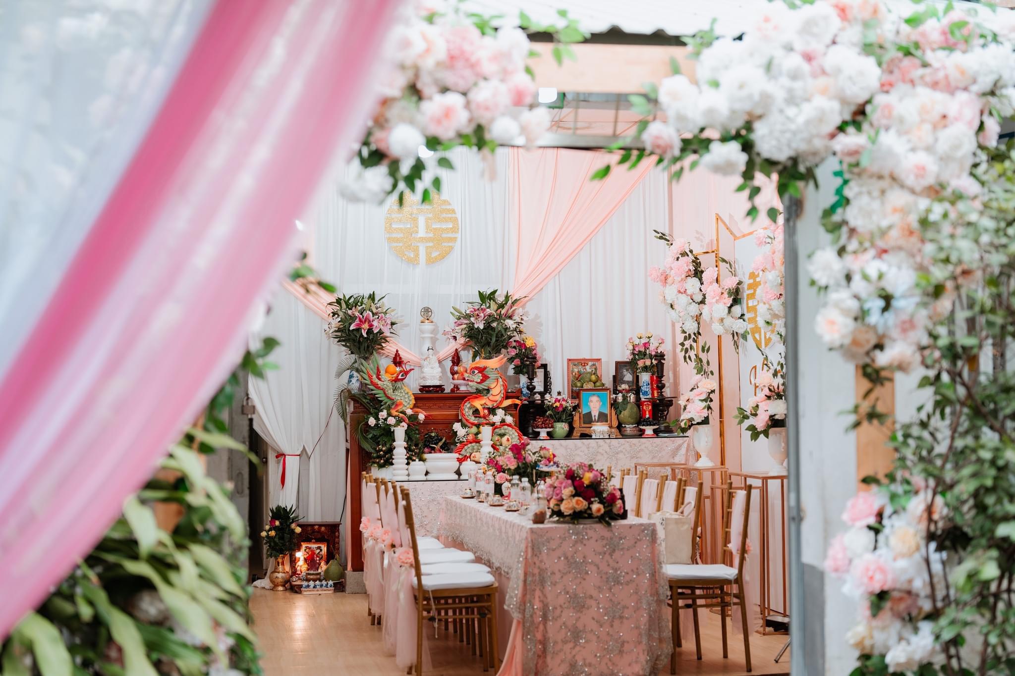 Trang trí gia tiên tone hồng pastel