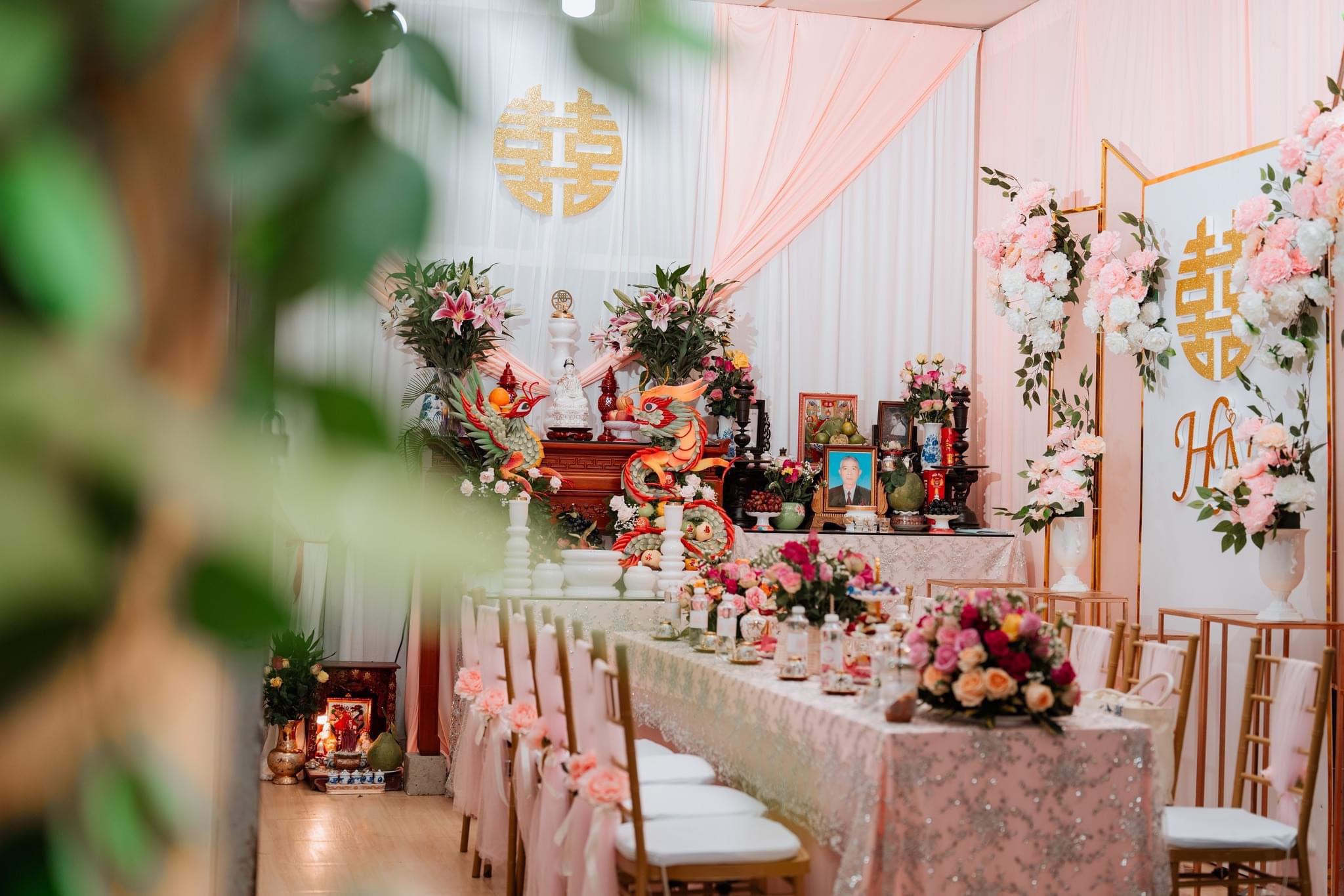 Trang trí gia tiên tone hồng pastel