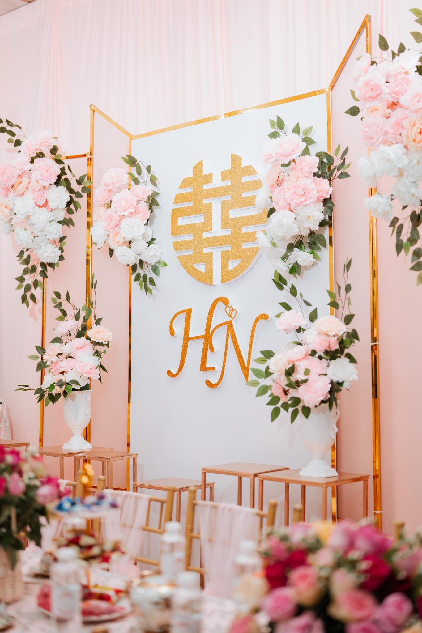 Trang trí gia tiên tone hồng pastel