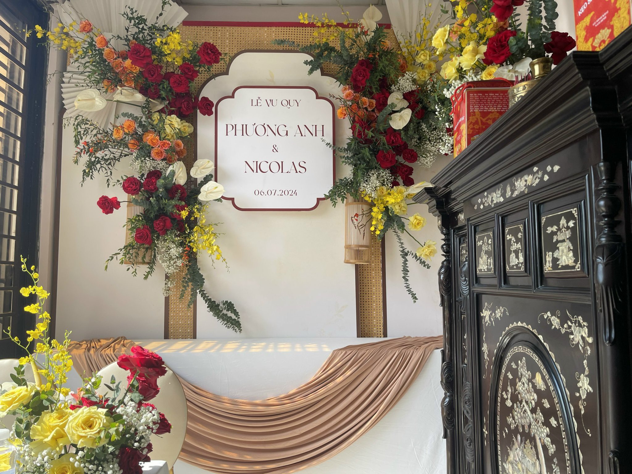 Trang trí gia tiên tone đỏ vàng cam