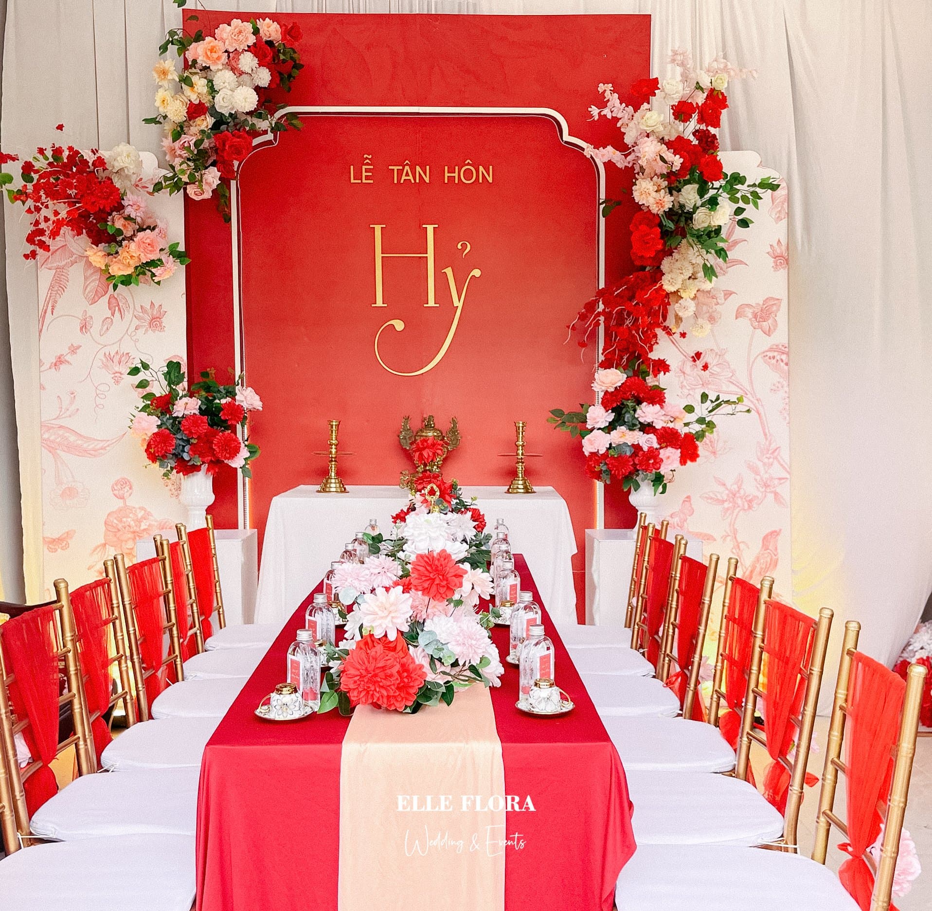 Trang trí gia tiên tone đỏ
