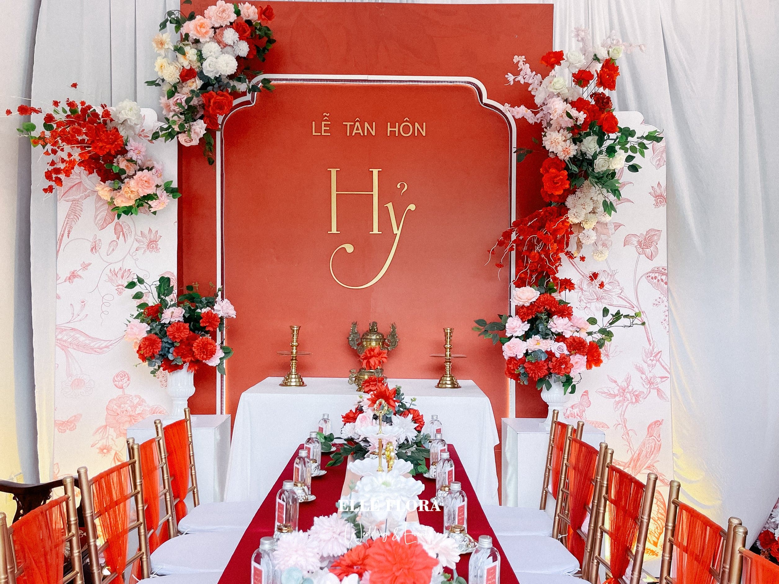 Trang trí gia tiên tone đỏ