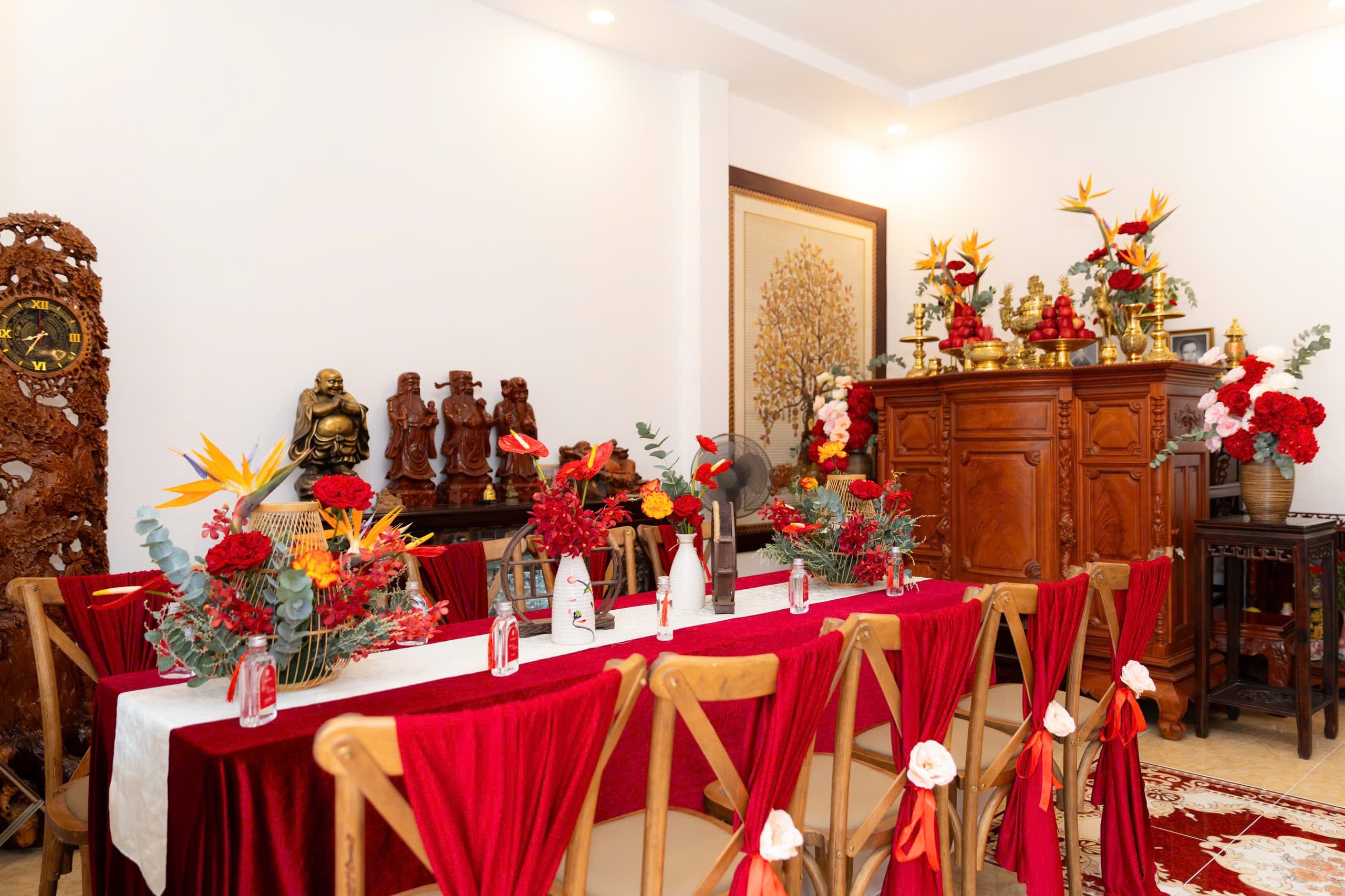 Trang trí gia tiên tone đỏ
