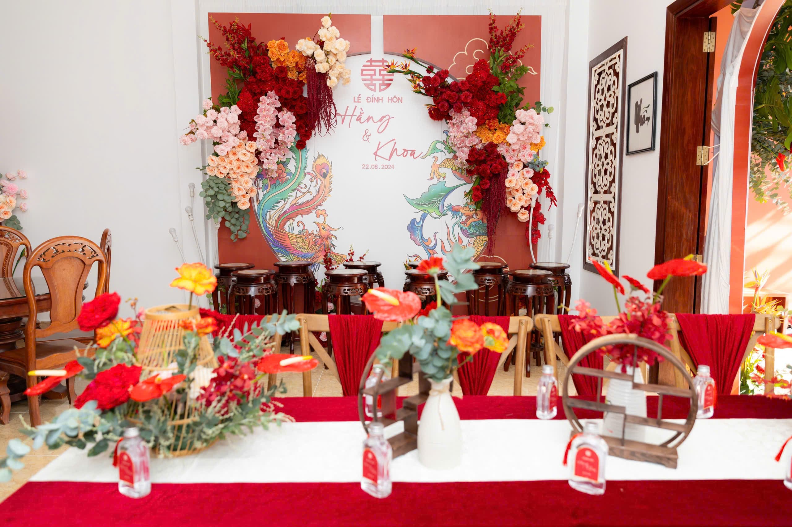 Trang trí gia tiên tone đỏ