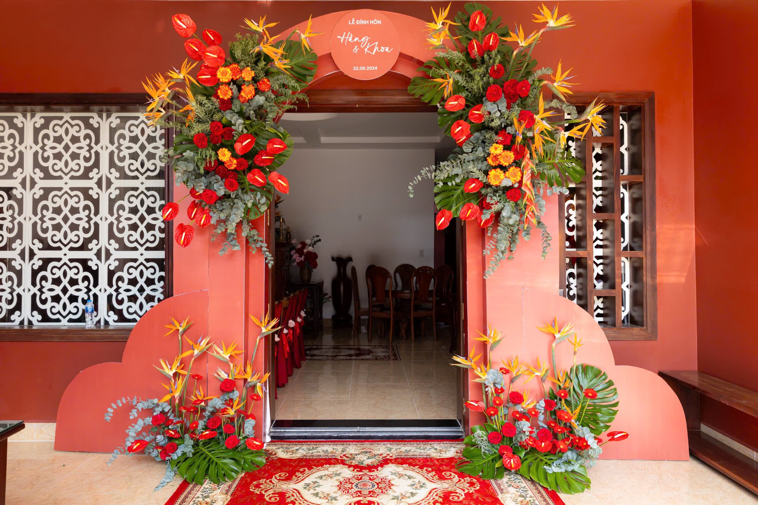 Trang trí gia tiên tone đỏ