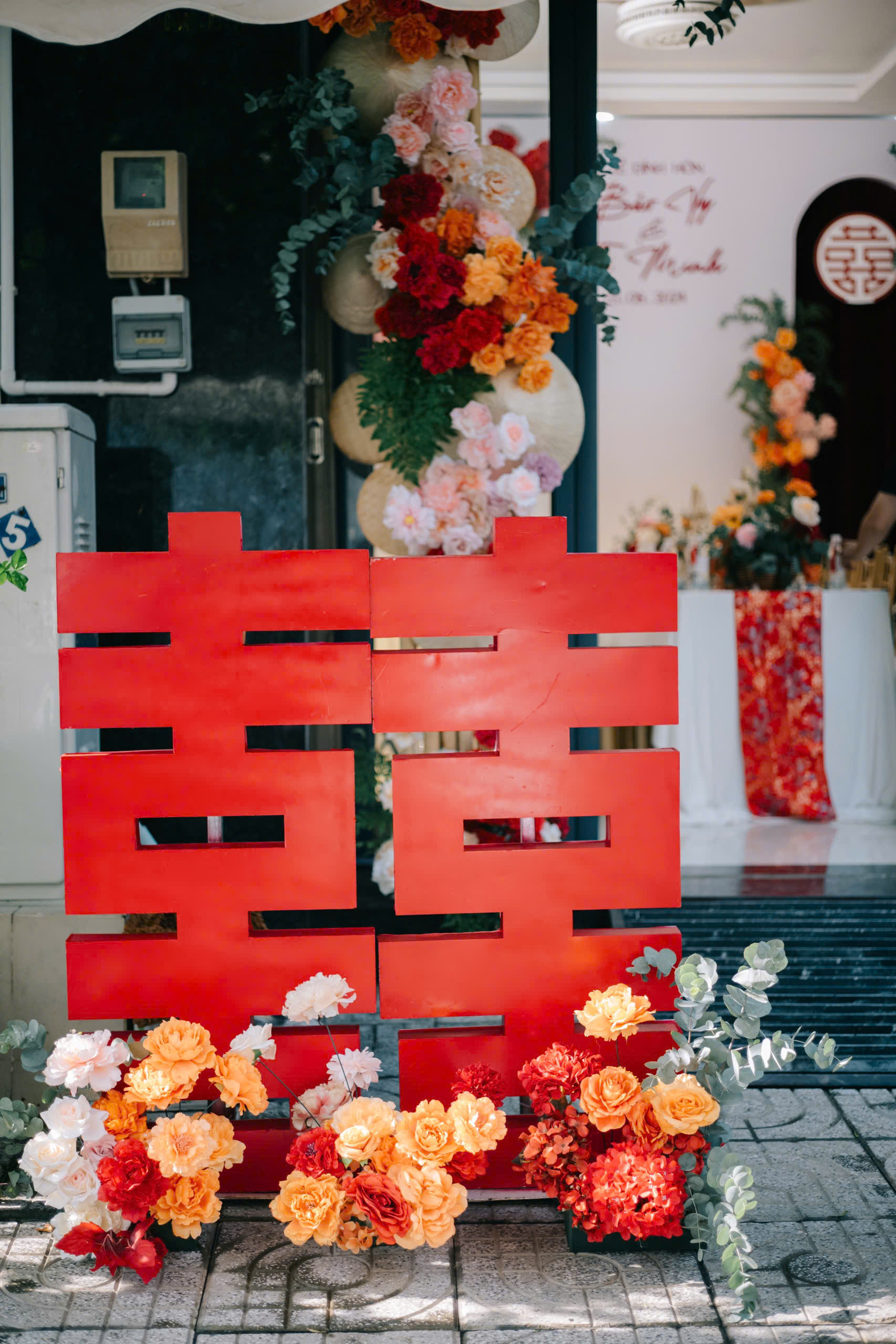 Trang trí gia tiên tone đỏ cam