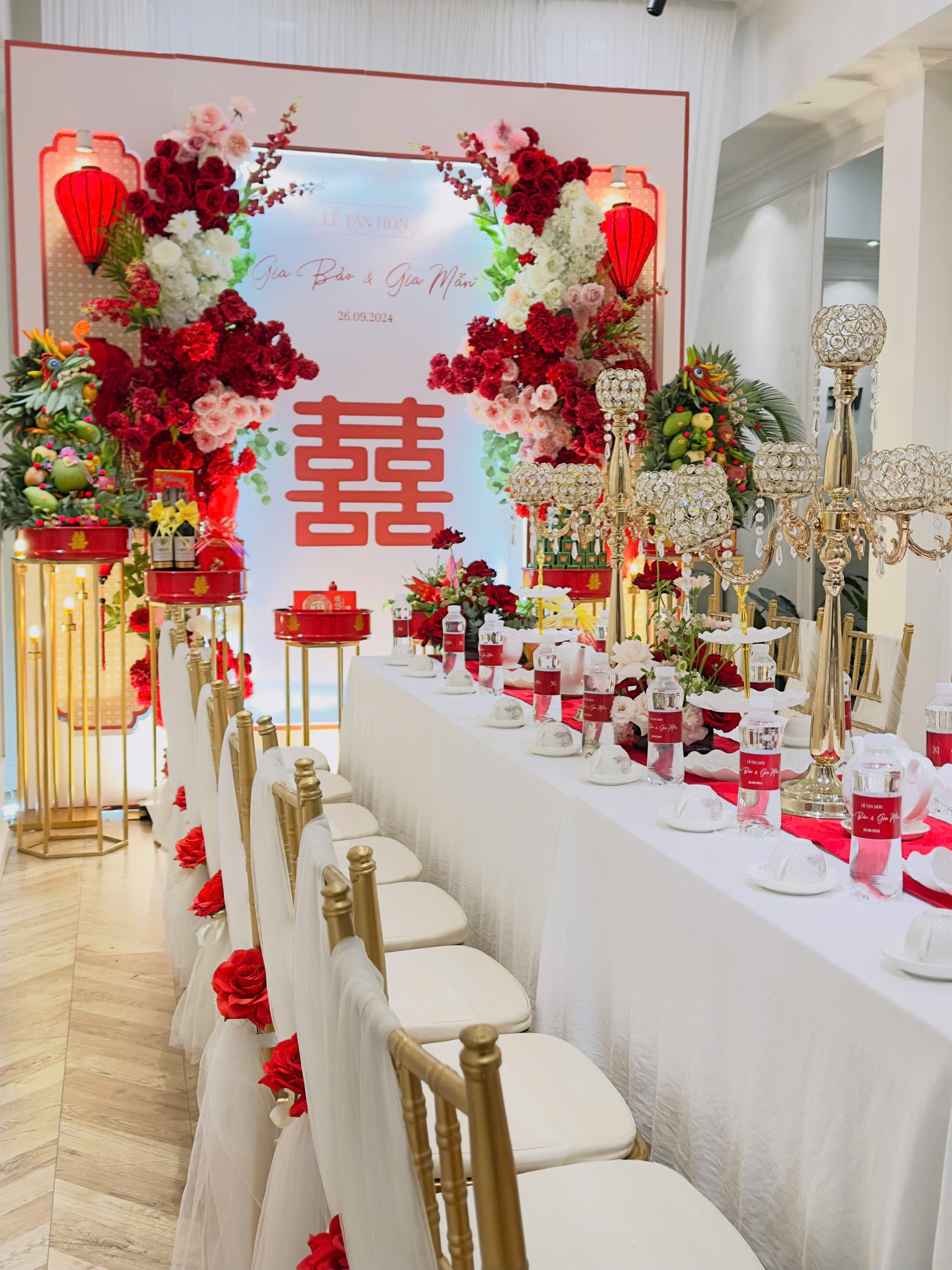 Trang trí gia tiên tone đỏ