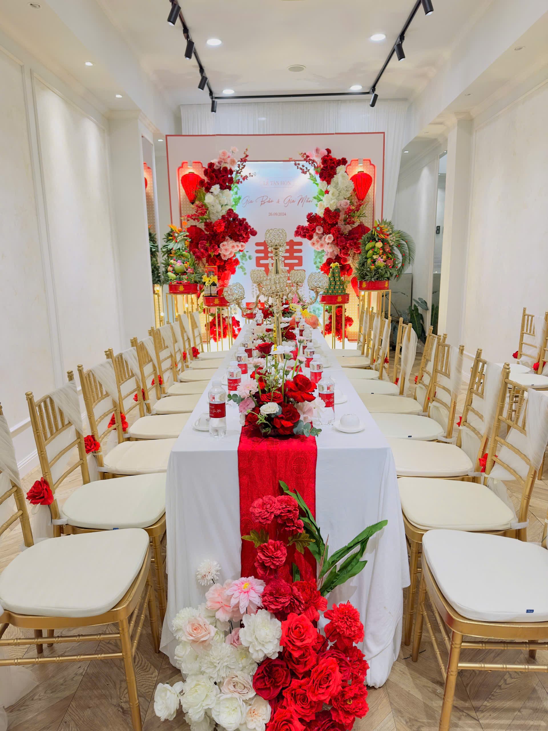 Trang trí gia tiên tone đỏ