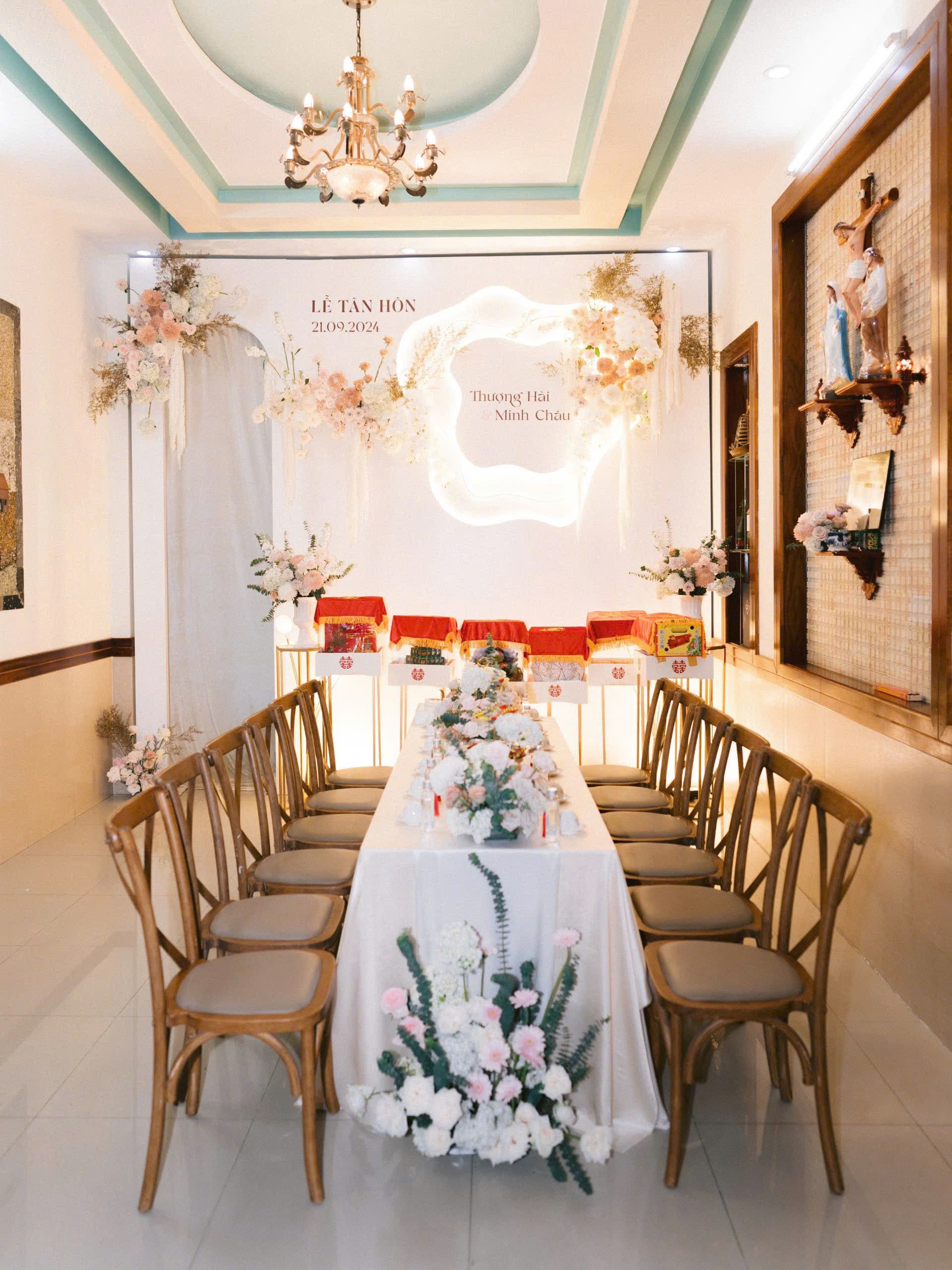 Trang trí gia tiên tone trắng