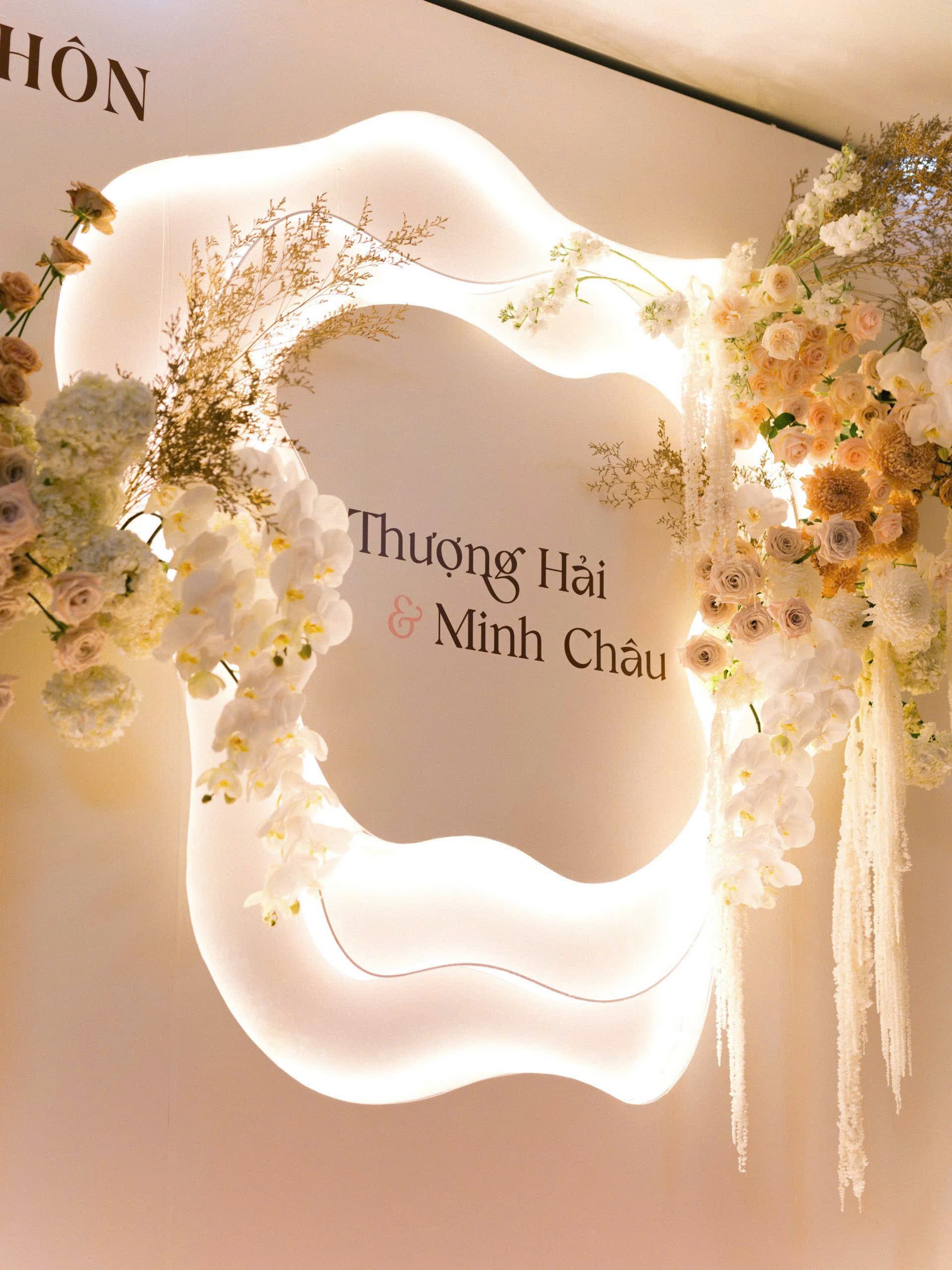 Trang trí gia tiên tone trắng