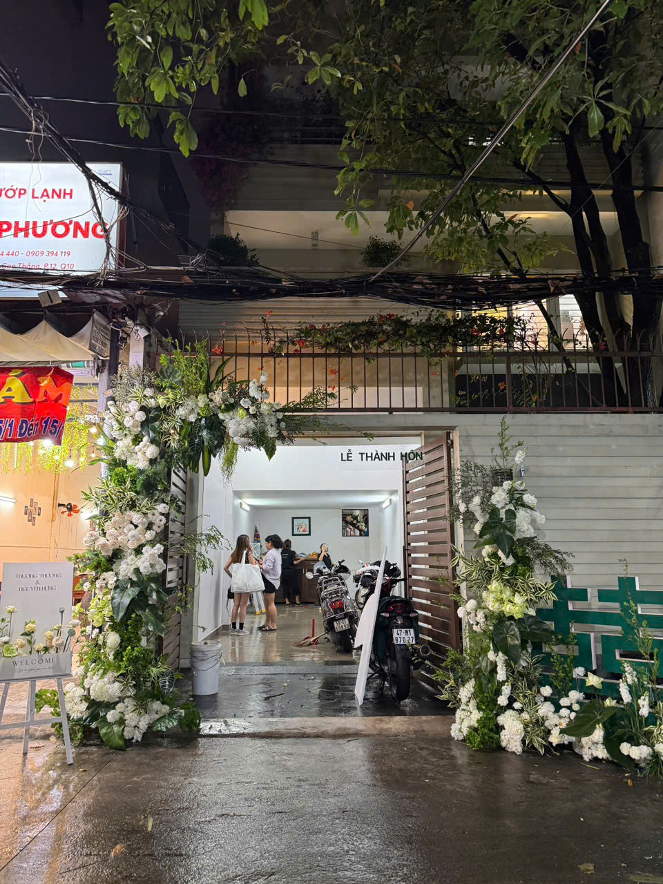 Trang trí gia tiên tone trắng xanh