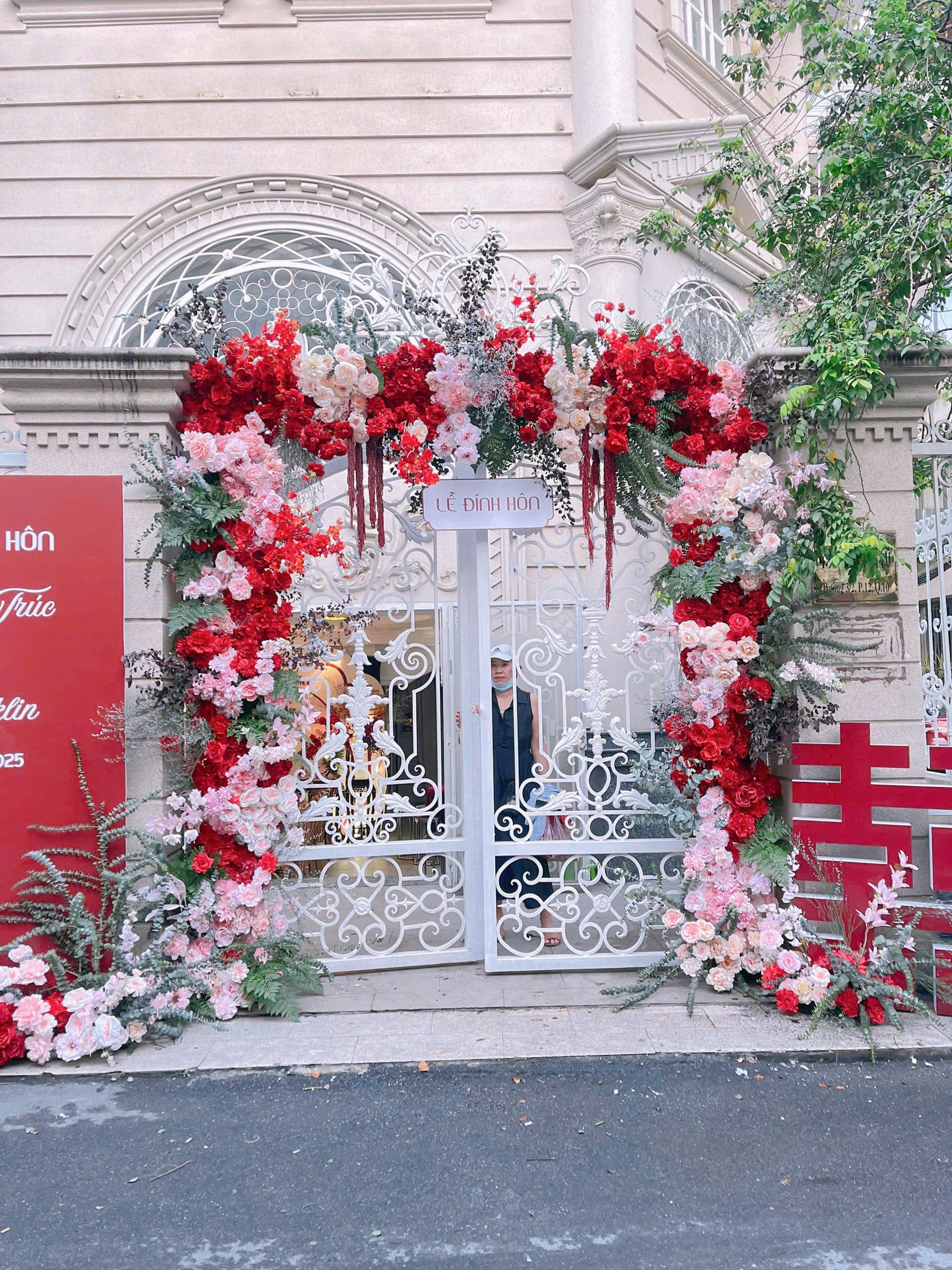 Trang trí gia tiên tone hồng đỏ