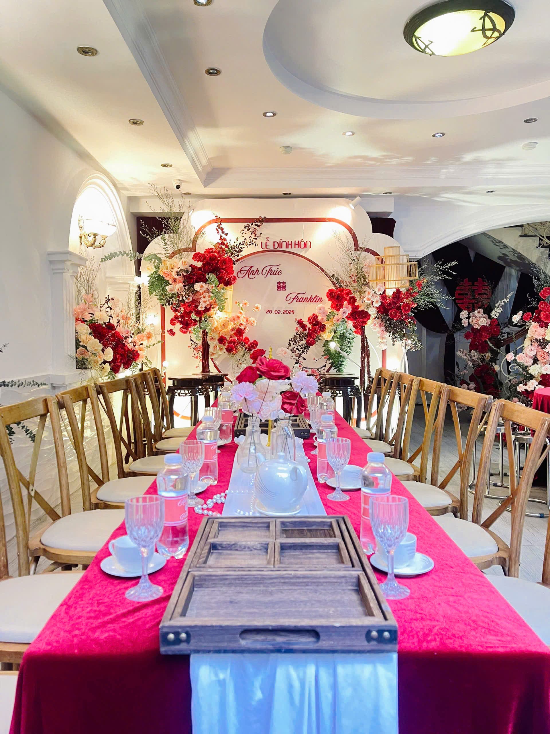 Trang trí gia tiên tone hồng đỏ