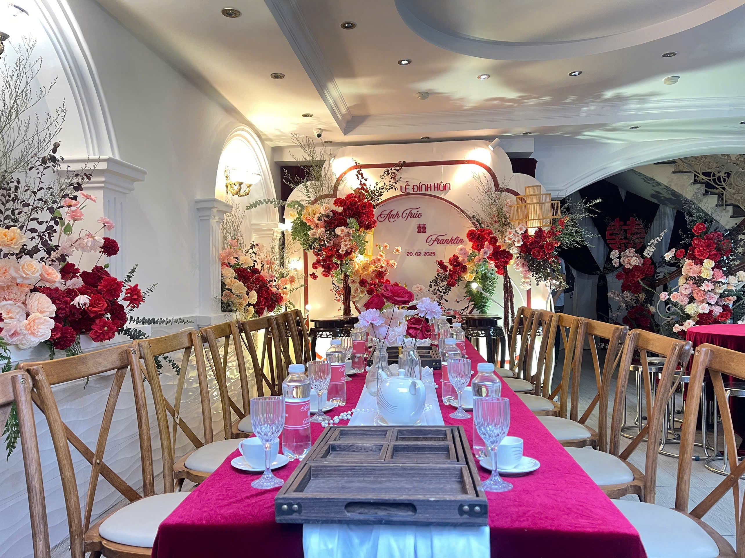 Trang trí gia tiên tone hồng đỏ