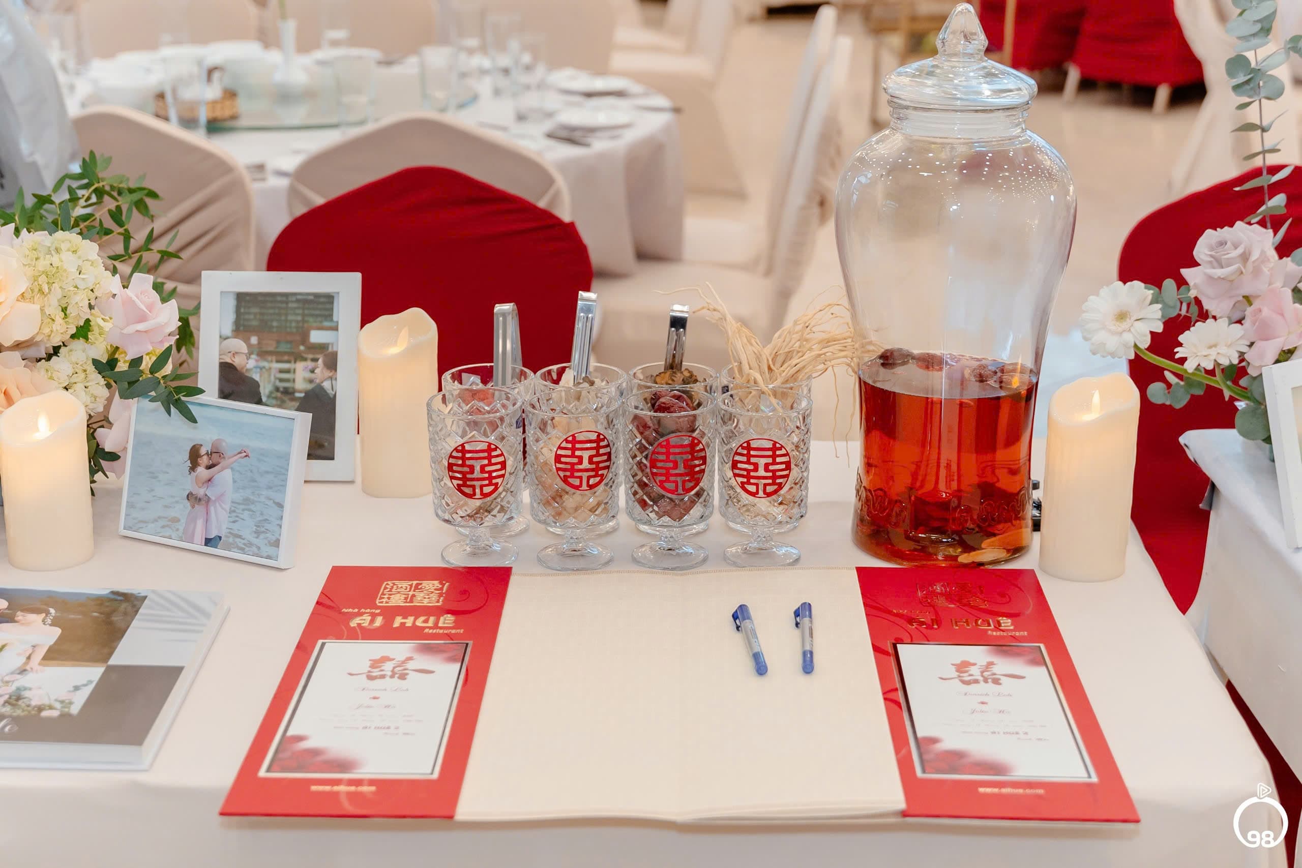 Bàn gallery đón khách người Hoa