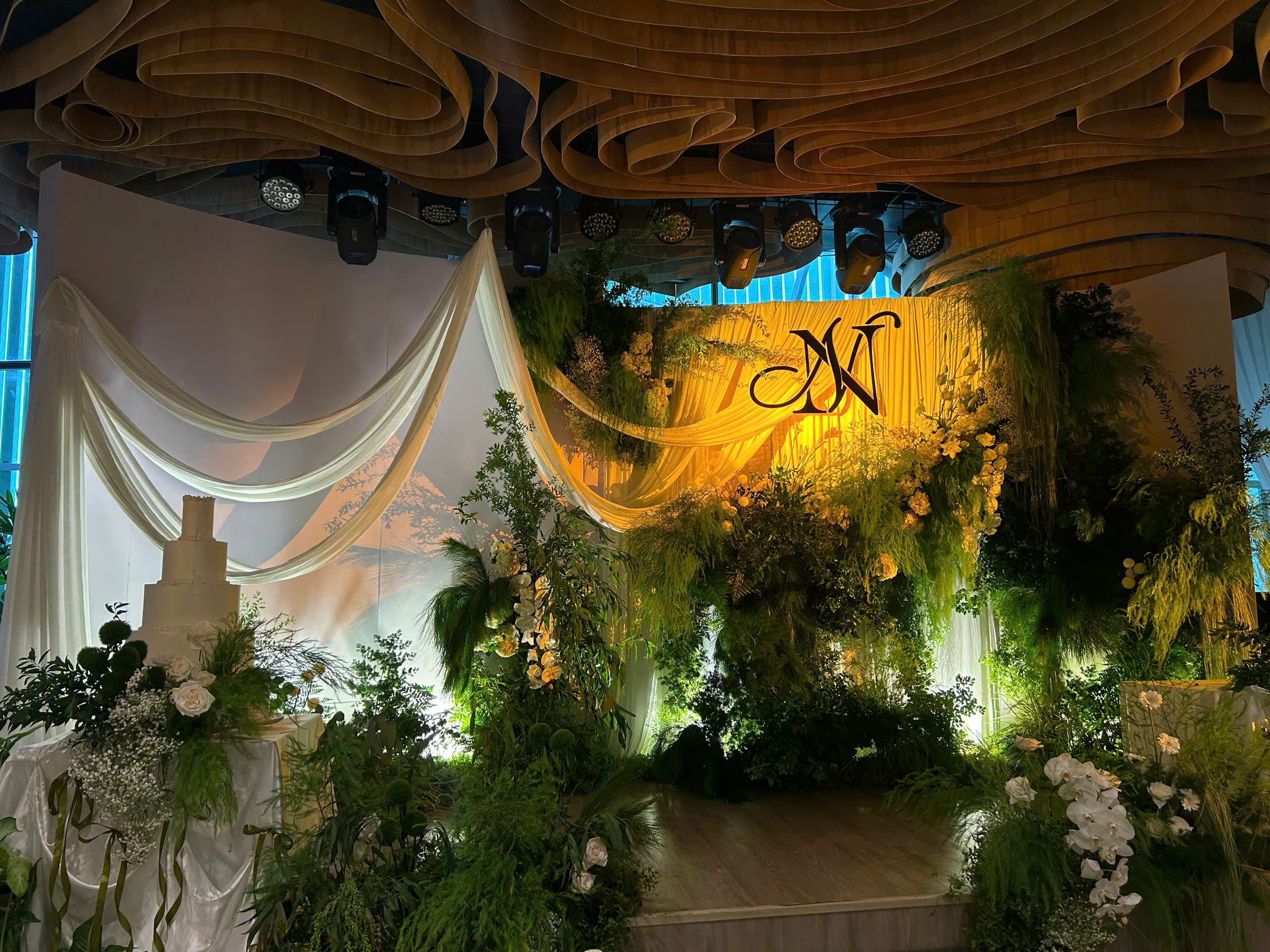 Sân khấu cưới xanh lá tinh tế