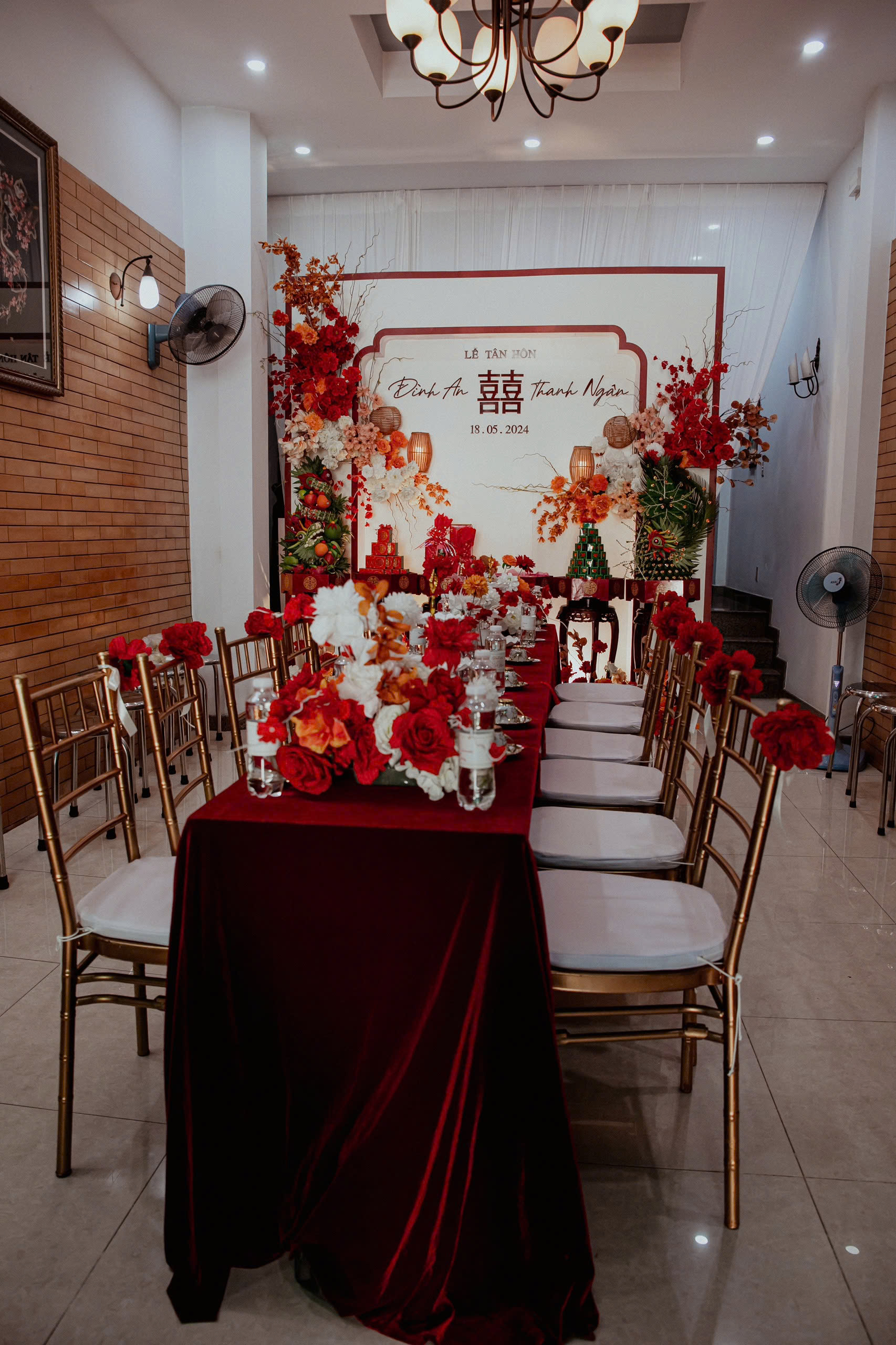 Trang trí gia tiên tone đỏ