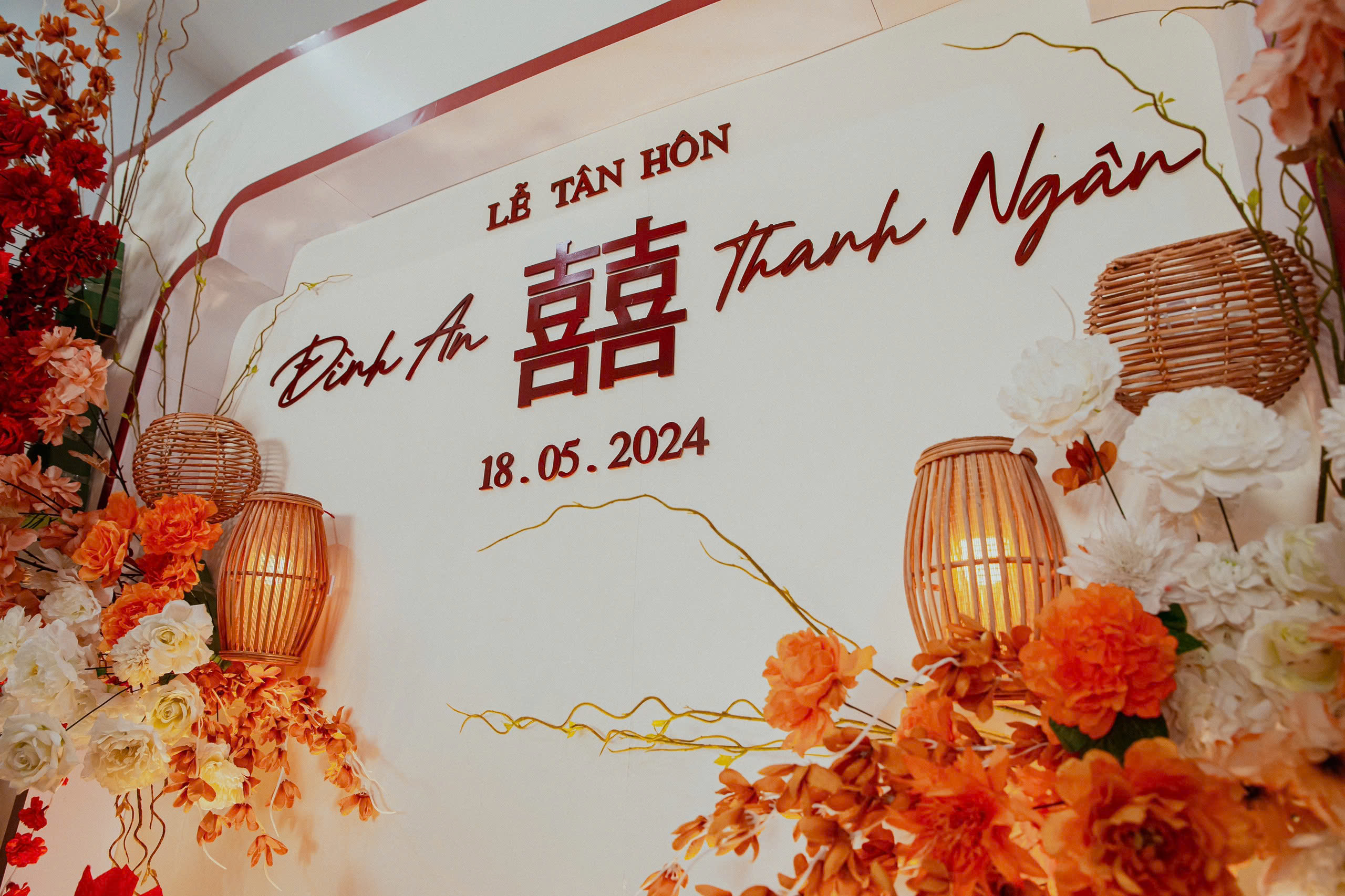 Trang trí gia tiên tone đỏ