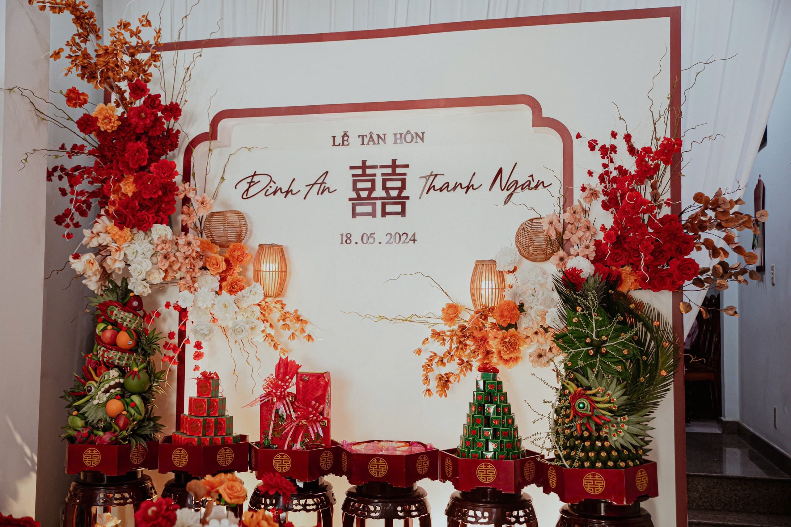 Trang trí gia tiên tone đỏ