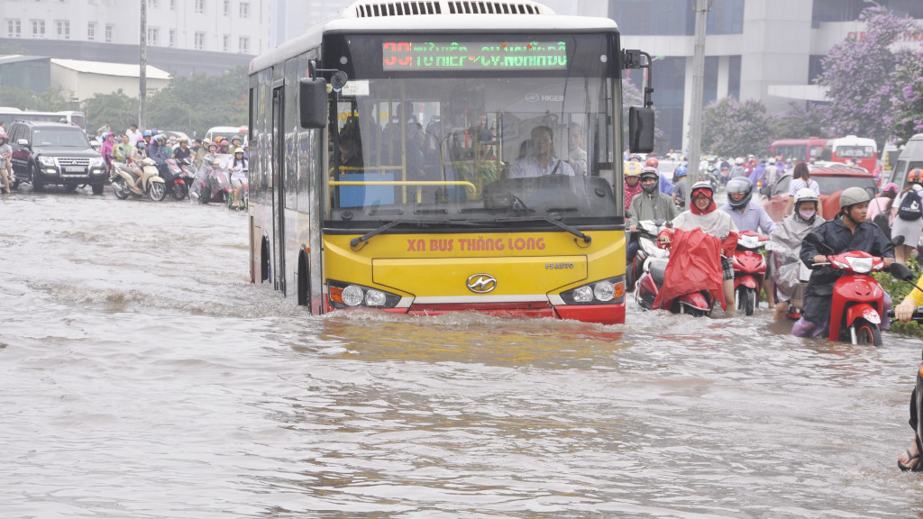 Khu đô thị mới Dương Nội vẫn ngập sâu trong nước mưa