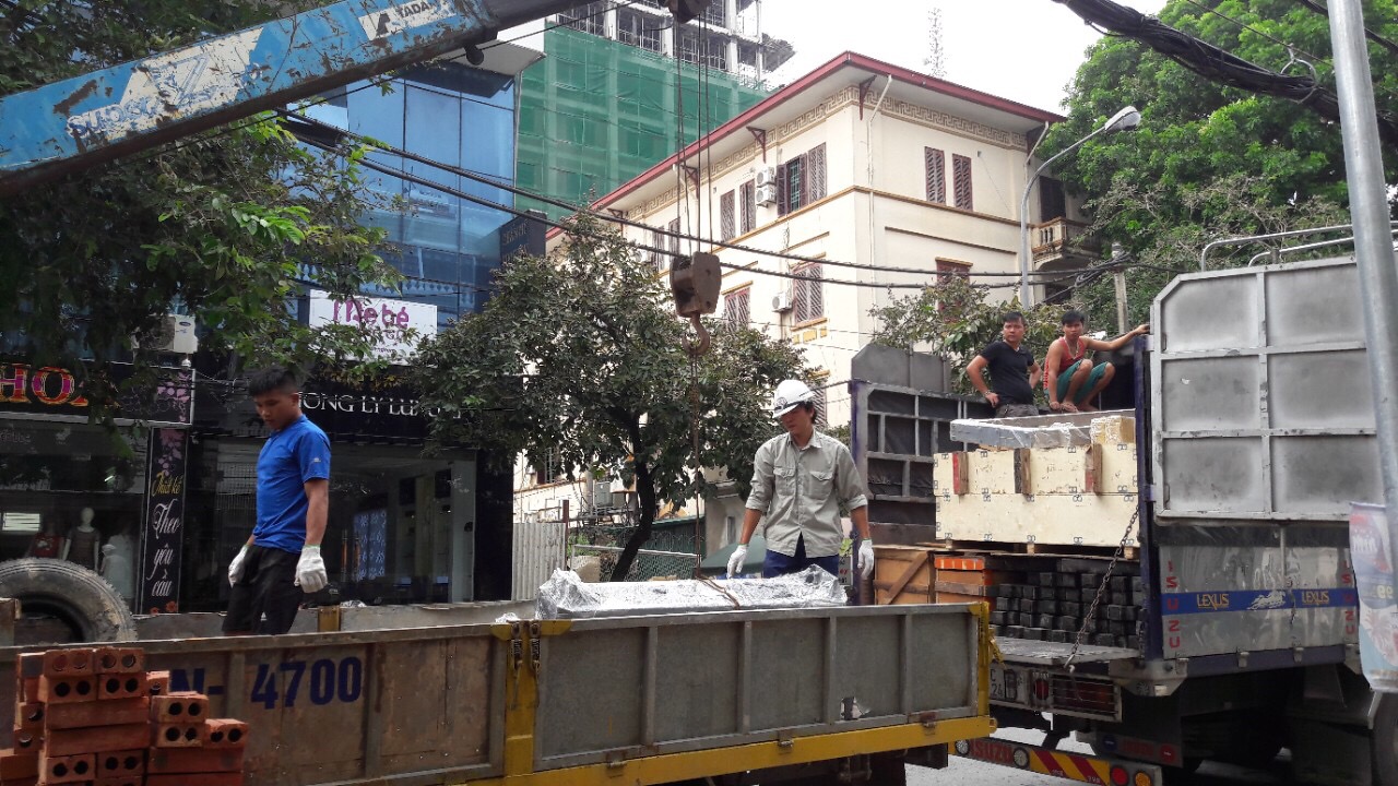 Mưa gió nhưng Thang máy  Mai Tâm đã đến chân công trình an toàn