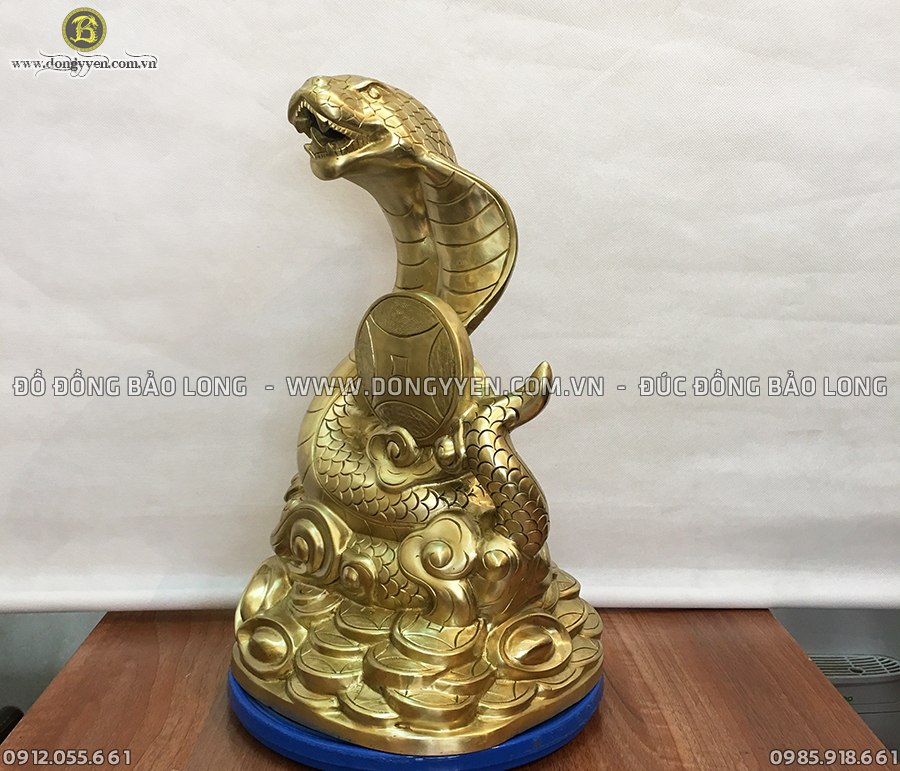 Rắn phong thủy đúc thủ công bằng đồng vàng katut cao 42cm