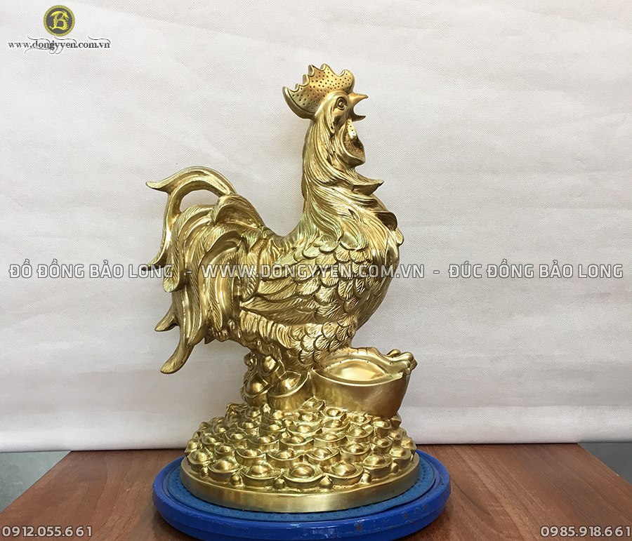 Gà đứng trên tiền rất tốt trong phong thủy