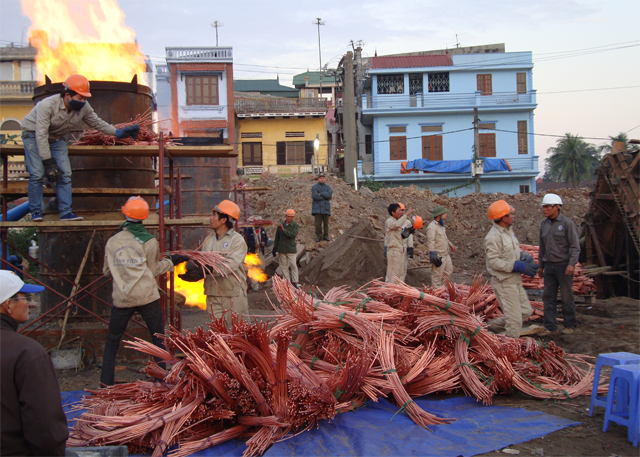 Lò đồng rực lửa tại làng nghề đúc đồng Ý Yên - Nam Định