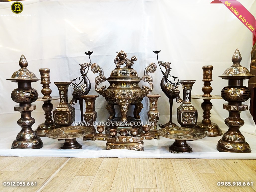 Một bộ đồ thờ bằng đồng khảm tam khí do cơ sở Đúc Đồng Bảo Long - Ý Yên Nam Định sản xuất