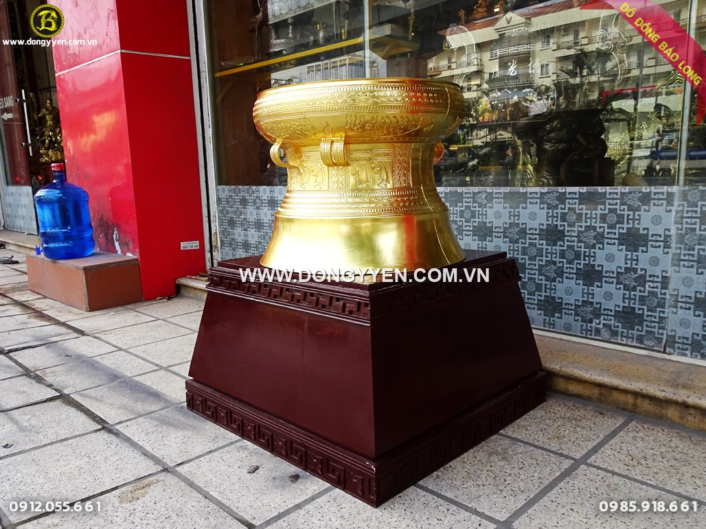 Trống được đúc thủ công bằng đồng đỏ thanh khiết, cao hơn 40cm, nặng chừng gần 50kg