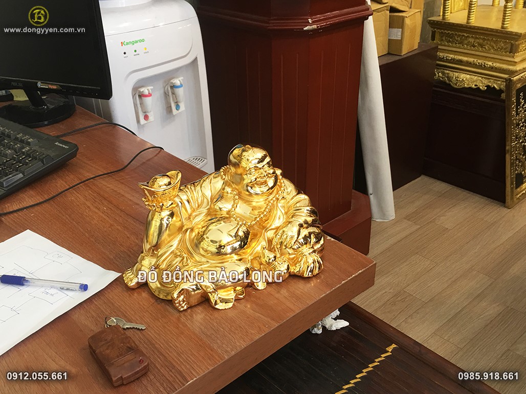 Tượng Phật đặt trên bàn làm việc giúp giảm bớt căng thẳng, mệt mỏi trong công việc